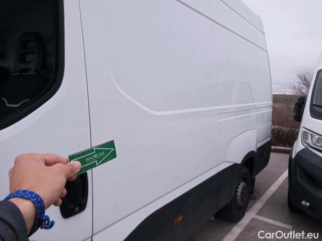  Iveco  Daily IVECO  / 2019 / 4P / furgón 2.3 TD 35S 12 V 3520L/H3 13,4 M3 #26