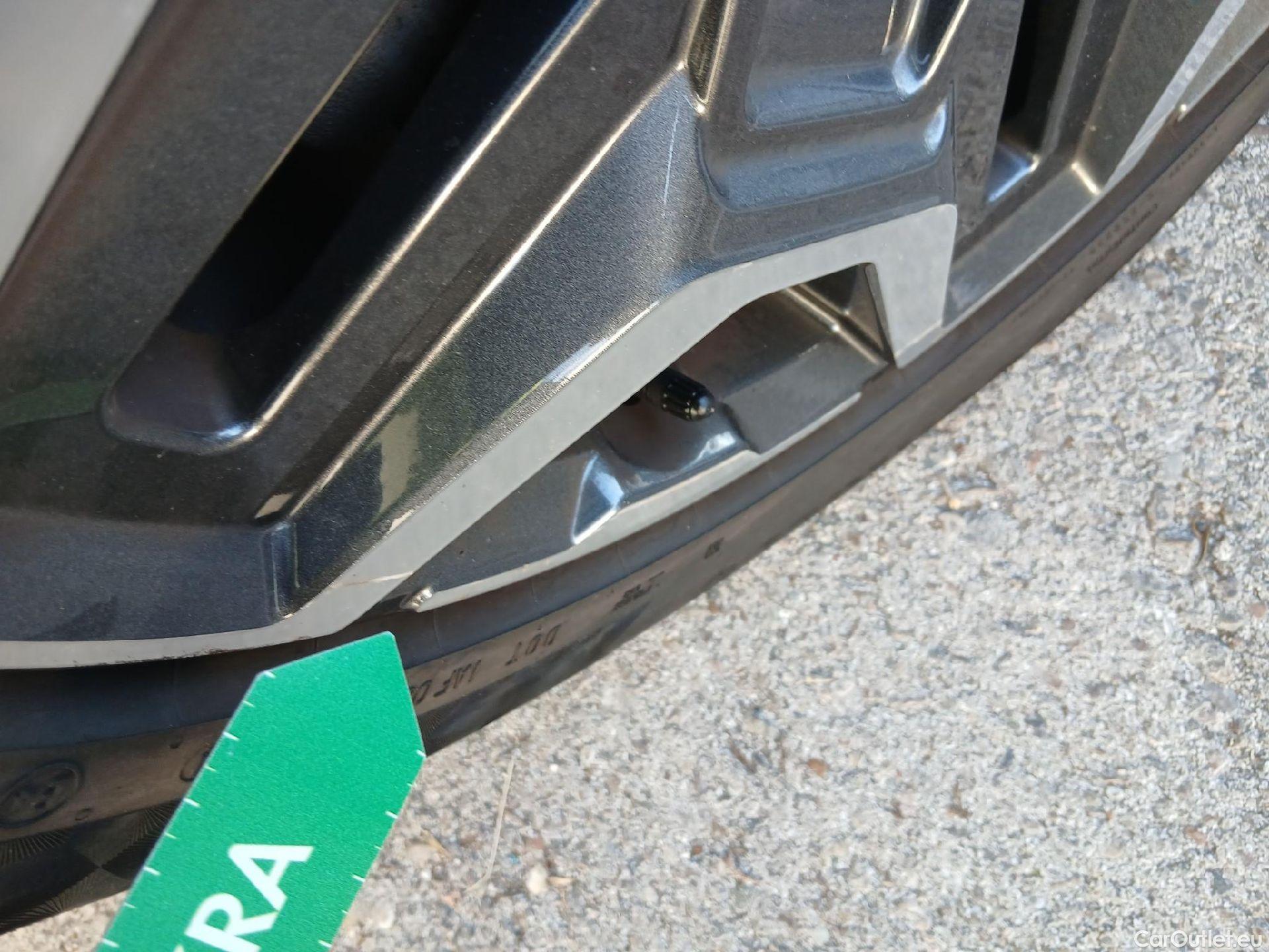  Hyundai  Santa Fe HYUNDAI  / 2021 / 5P / todoterreno 1.6 TGDi PHEV Style Auto 4x4 #2