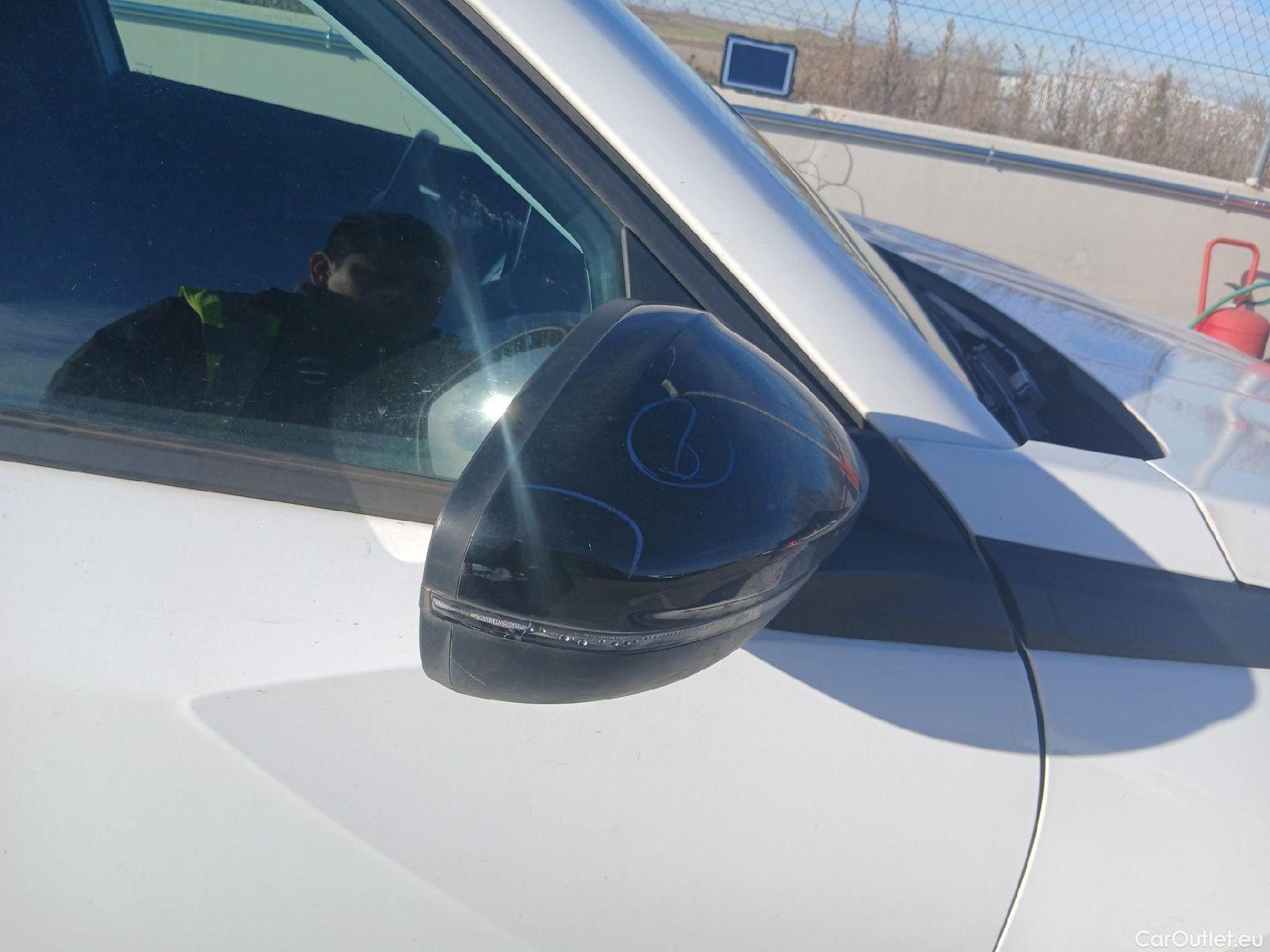  Peugeot  2008 PEUGEOT  / 2019 / 5P / todoterreno Allure BlueHDI 81kW (110CV) #38