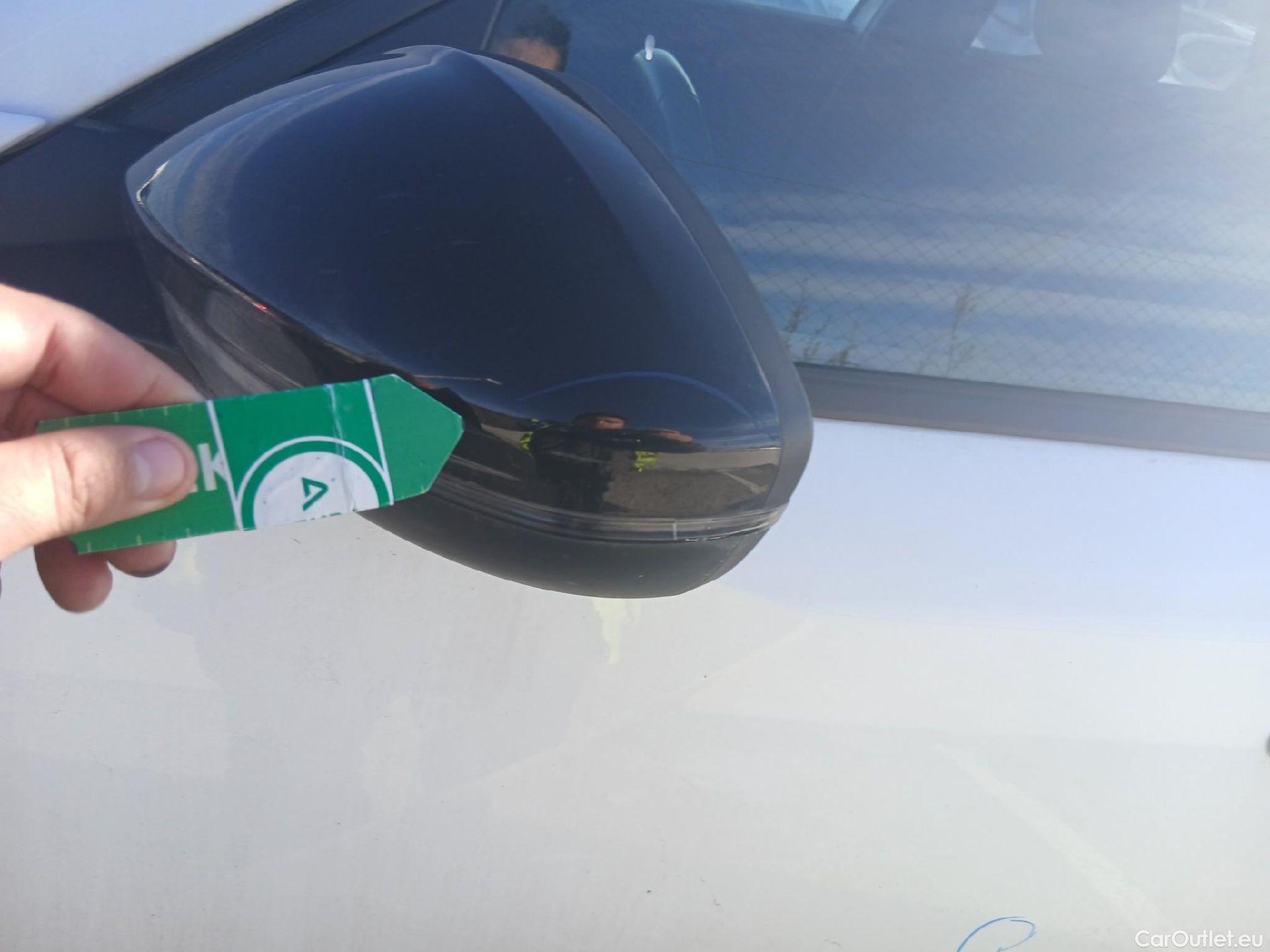  Peugeot  2008 PEUGEOT  / 2019 / 5P / todoterreno Allure BlueHDI 81kW (110CV) #14