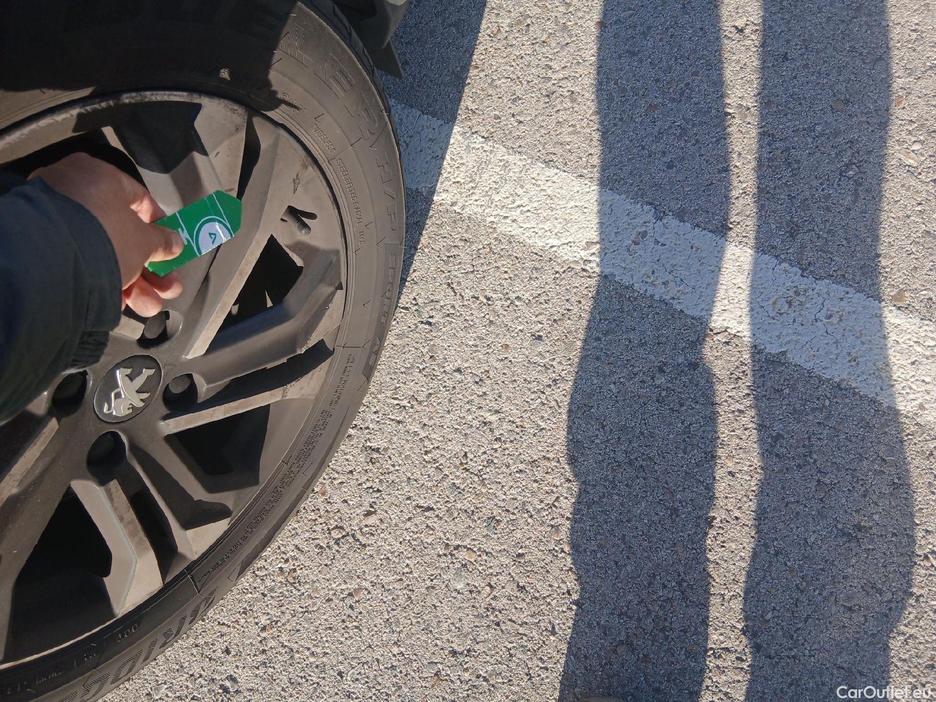  Peugeot  2008 PEUGEOT  / 2019 / 5P / todoterreno Allure BlueHDI 81kW (110CV) #45