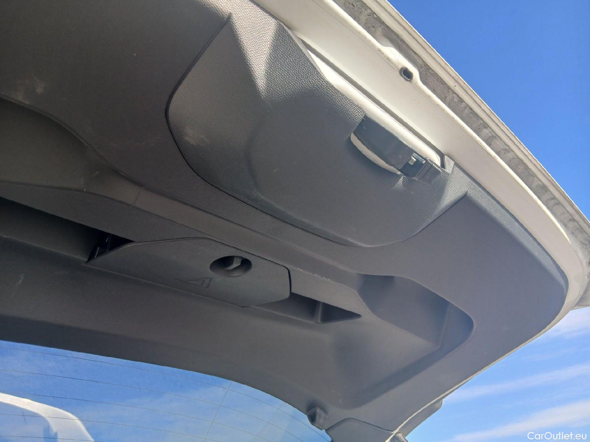  Peugeot  2008 PEUGEOT  / 2019 / 5P / todoterreno Allure BlueHDI 81kW (110CV) #5