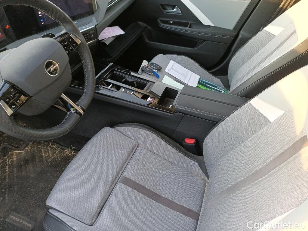  Opel  Astra OPEL  / 2021 / 5P / berlina con portón 1.5D DTH 96kW (130CV) Elegance Auto #4