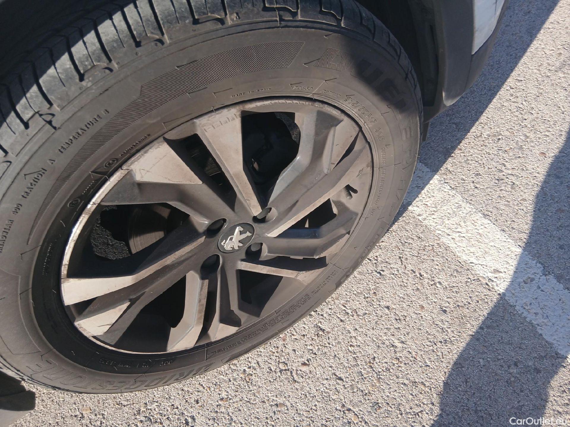  Peugeot  2008 PEUGEOT  / 2019 / 5P / todoterreno Allure BlueHDI 81kW (110CV) #44