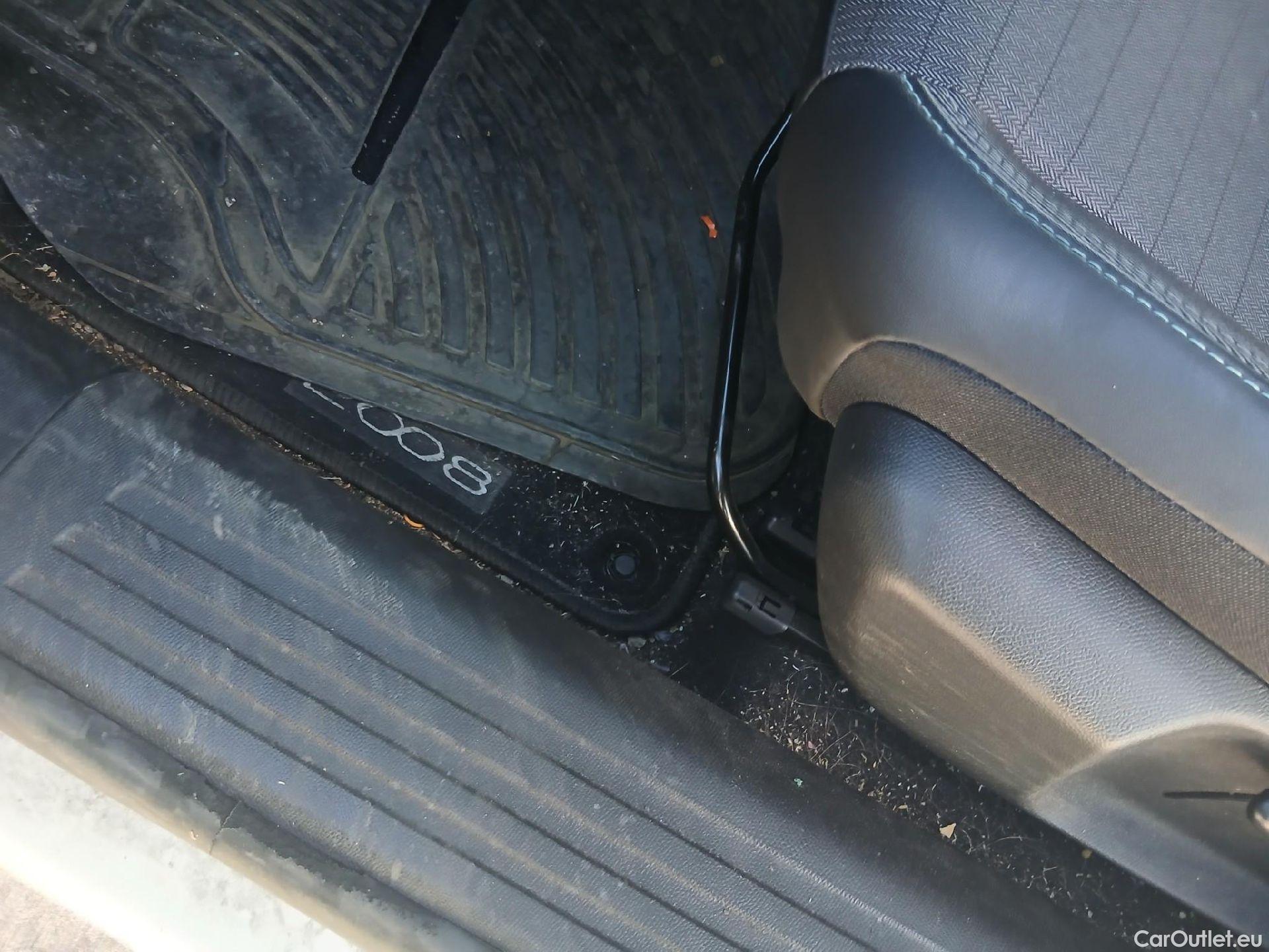  Peugeot  2008 PEUGEOT  / 2019 / 5P / todoterreno Allure BlueHDI 81kW (110CV) #2