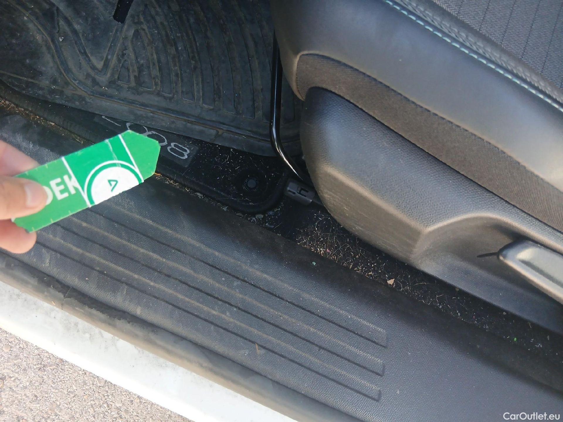  Peugeot  2008 PEUGEOT  / 2019 / 5P / todoterreno Allure BlueHDI 81kW (110CV) #3