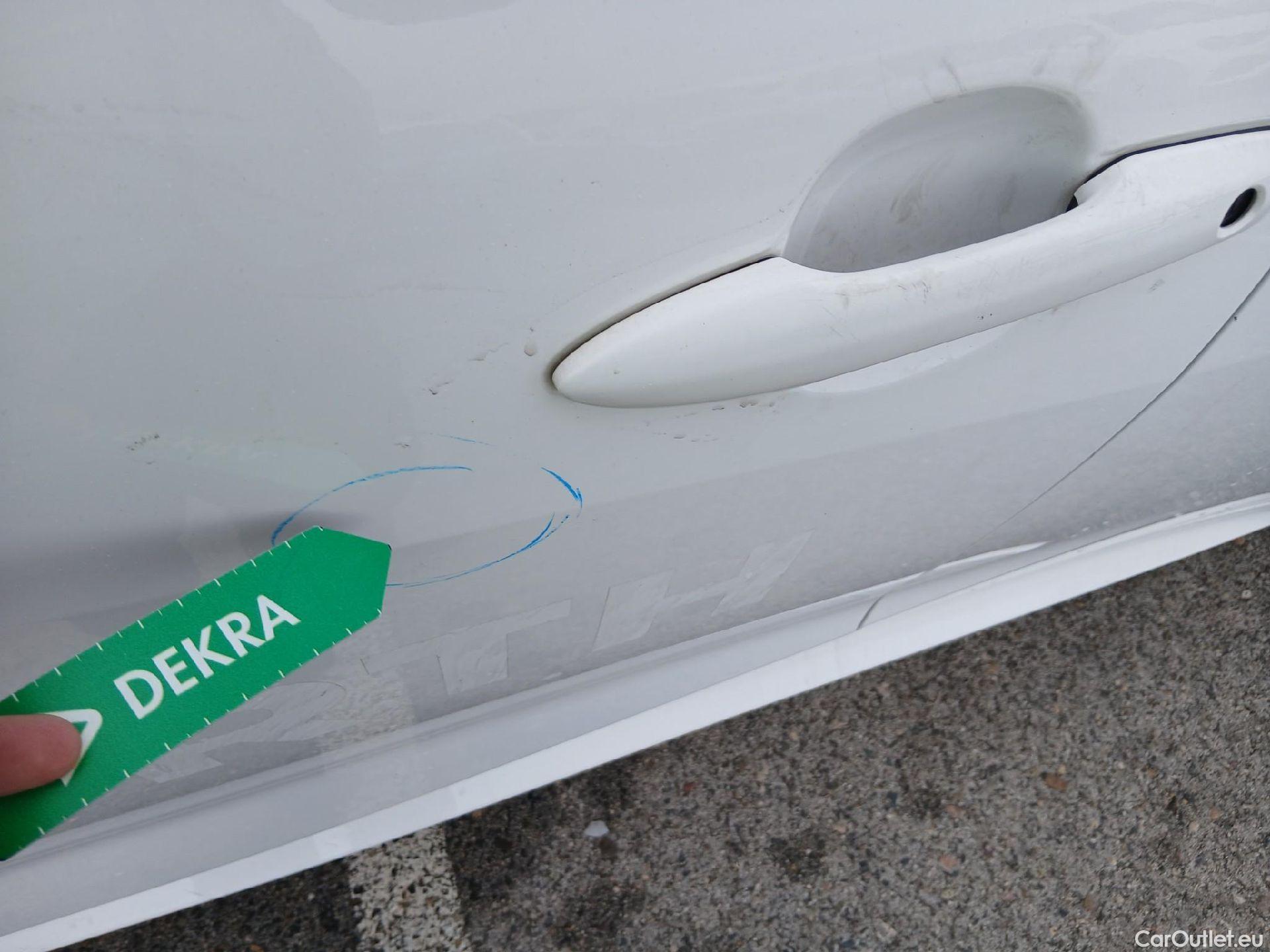  Toyota  Yaris TOYOTA  / 2020 / 5P / berlina con portón 1.5 120H Business Plus #16