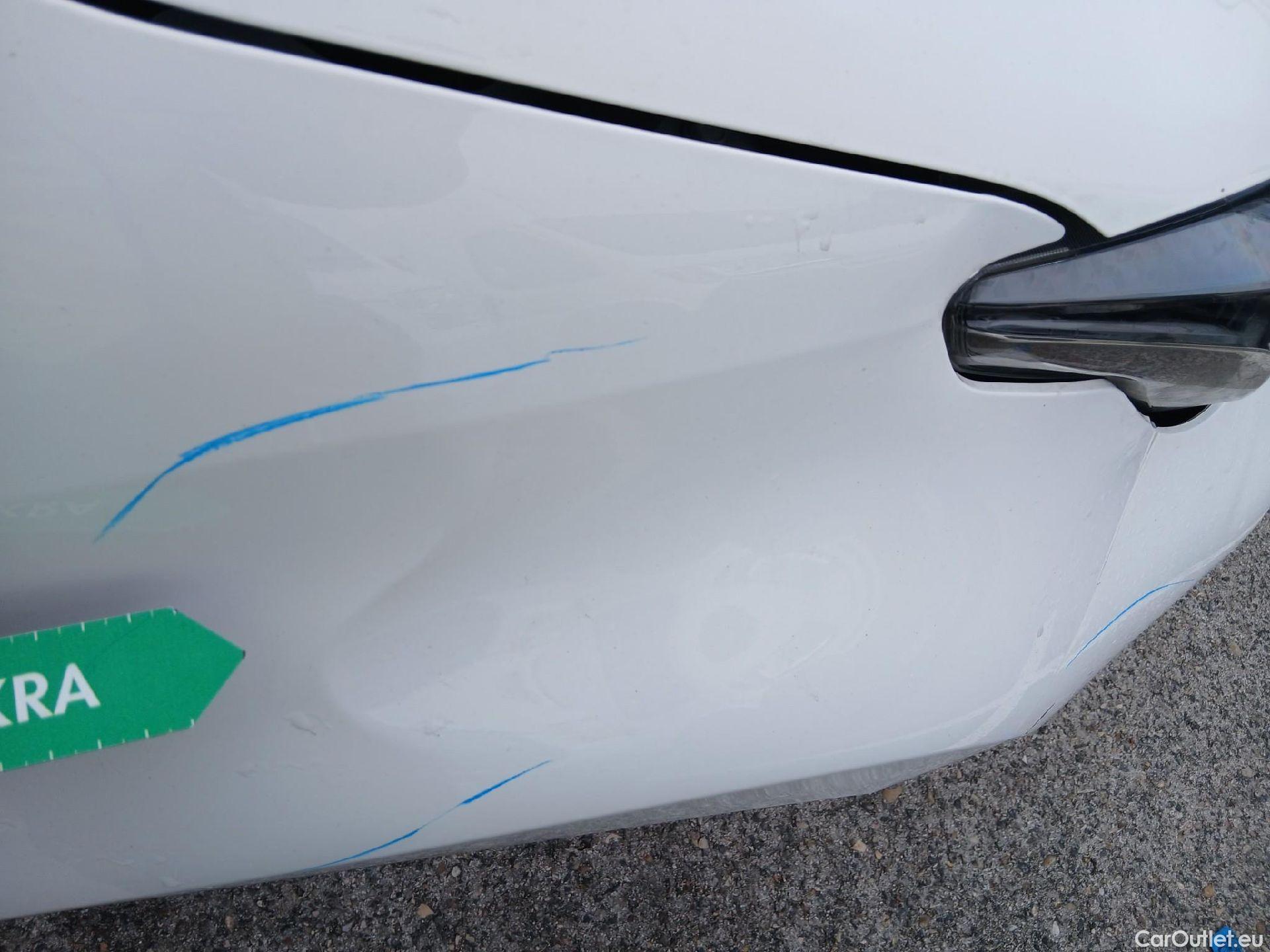  Toyota  Yaris TOYOTA  / 2020 / 5P / berlina con portón 1.5 120H Business Plus #35