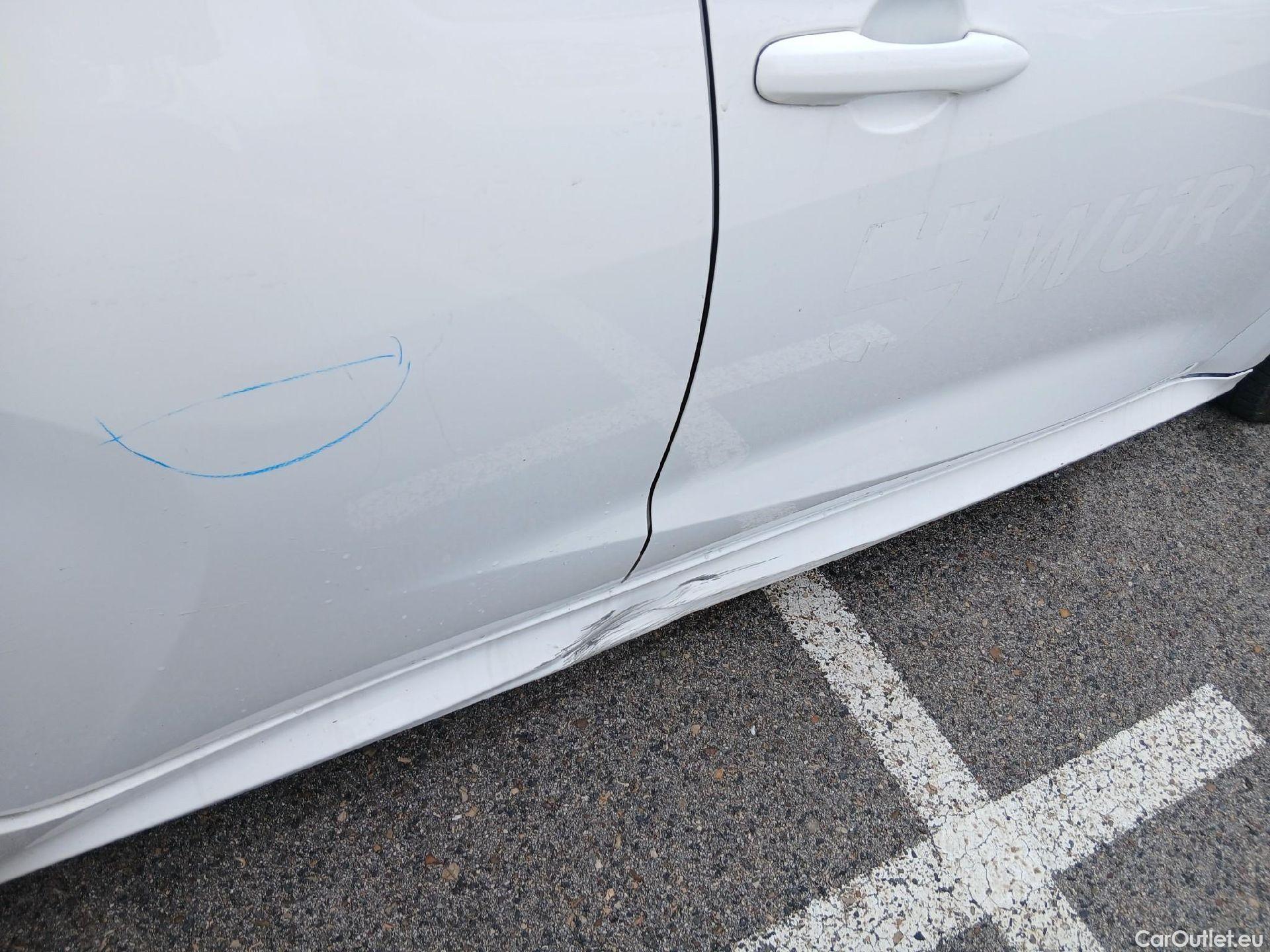  Toyota  Yaris TOYOTA  / 2020 / 5P / berlina con portón 1.5 120H Business Plus #29