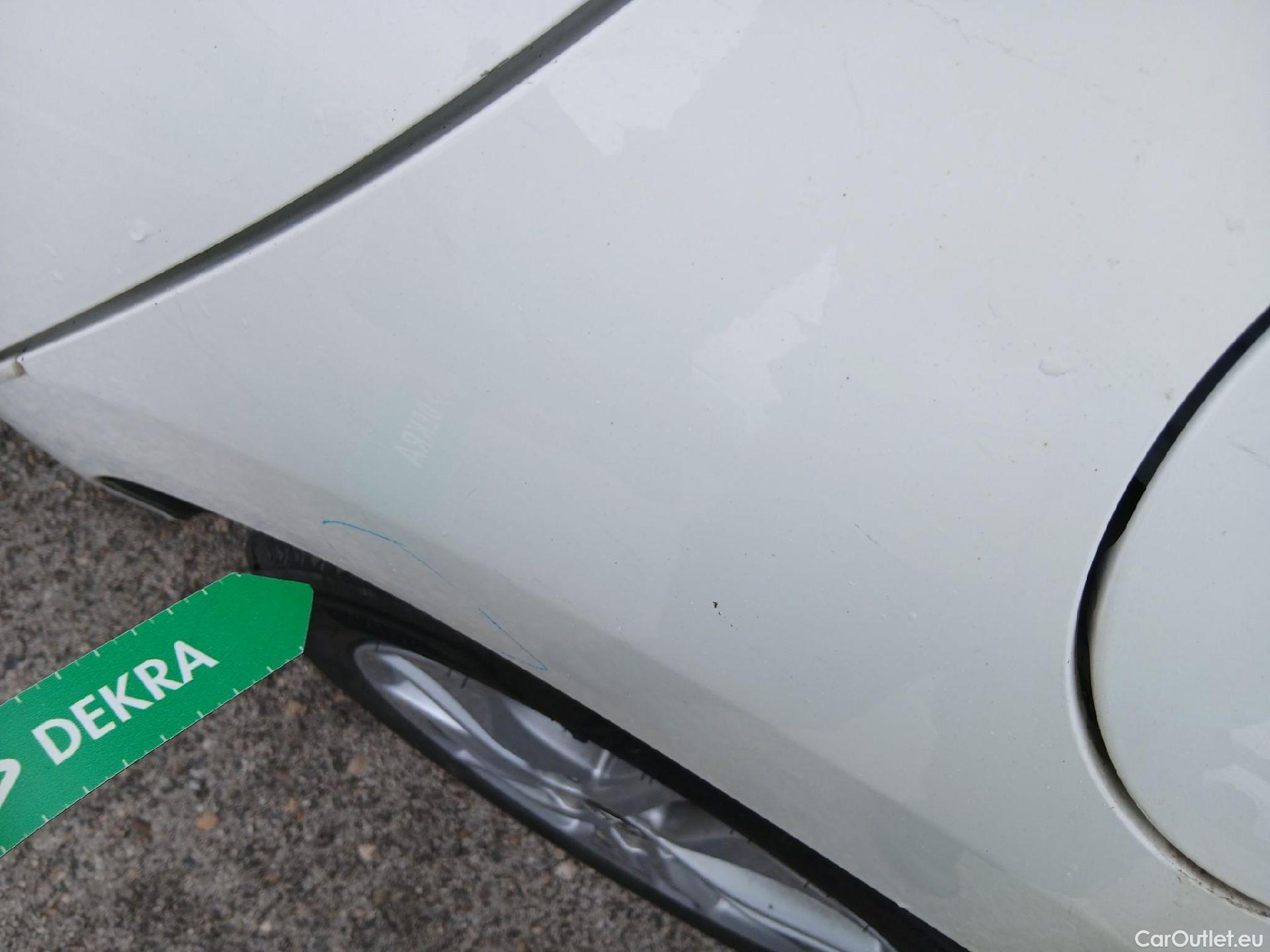  Toyota  Yaris TOYOTA  / 2020 / 5P / berlina con portón 1.5 120H Business Plus #19