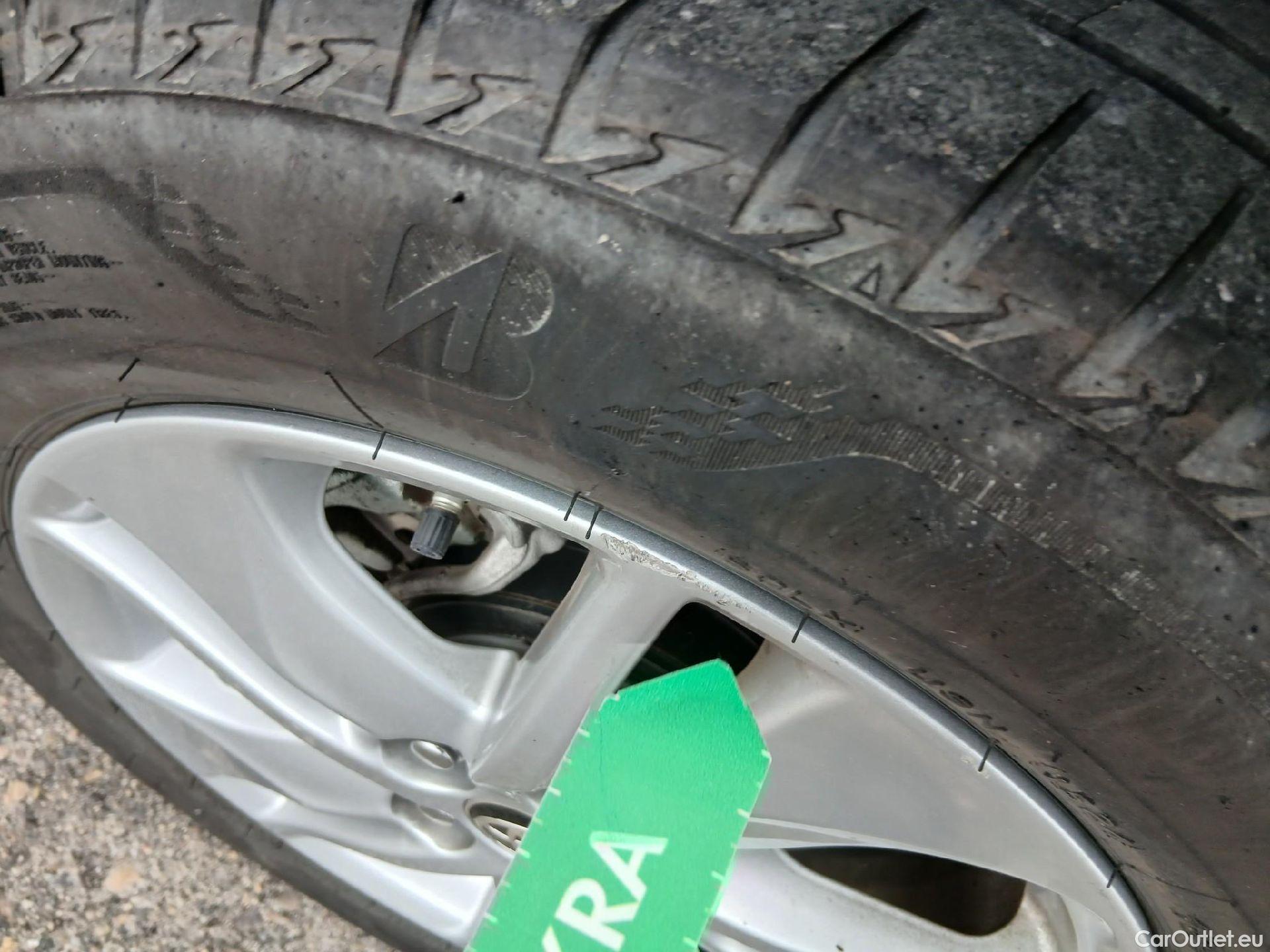  Toyota  Yaris TOYOTA  / 2020 / 5P / berlina con portón 1.5 120H Business Plus #4