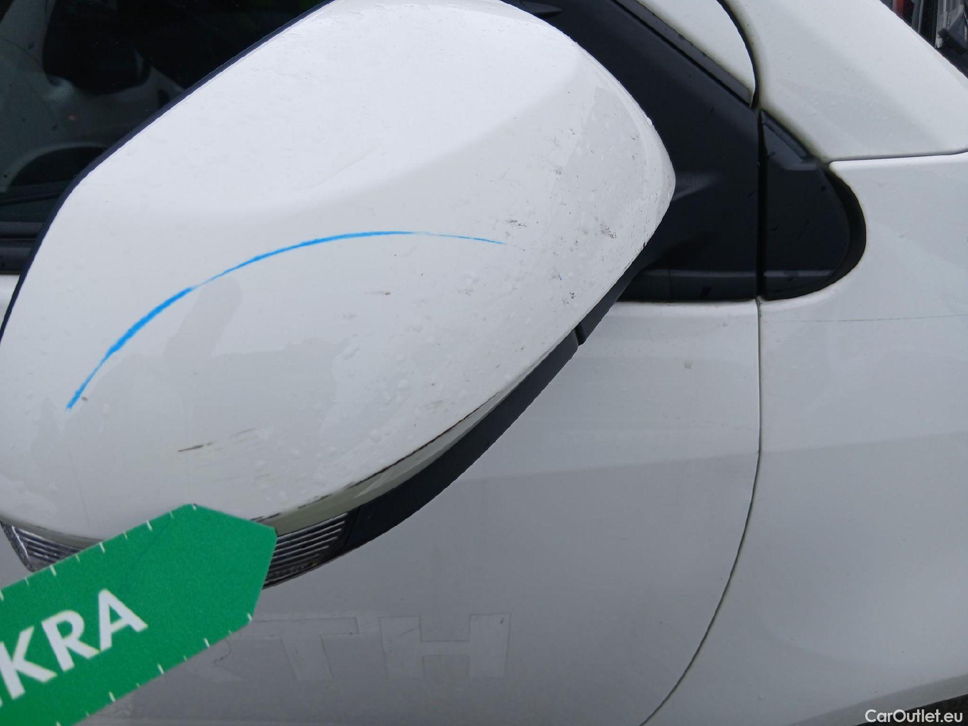  Toyota  Yaris TOYOTA  / 2020 / 5P / berlina con portón 1.5 120H Business Plus #32