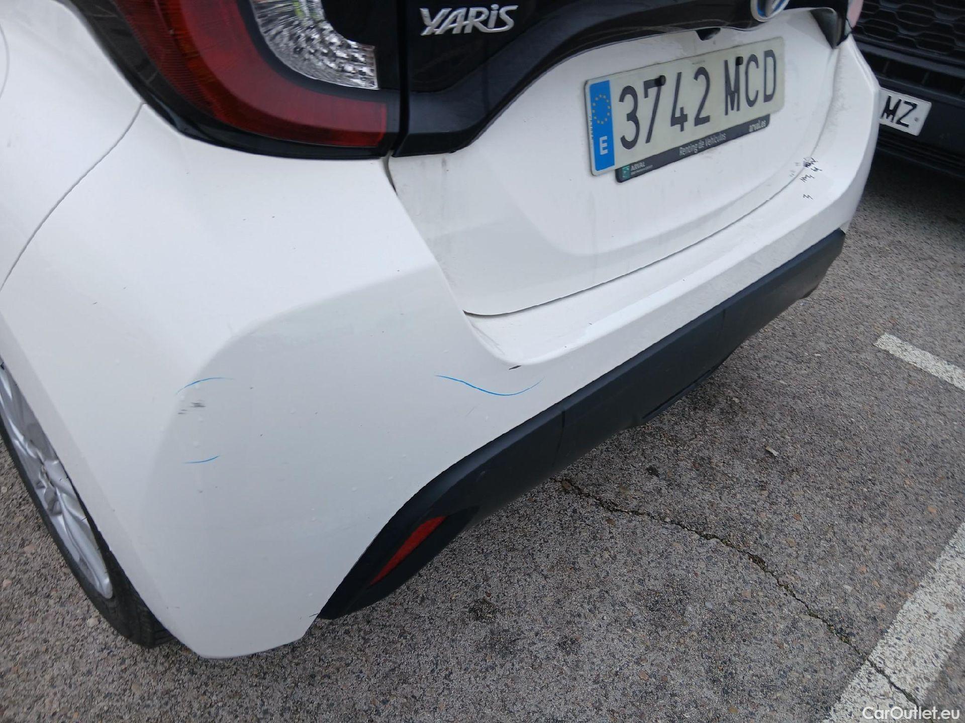  Toyota  Yaris TOYOTA  / 2020 / 5P / berlina con portón 1.5 120H Business Plus #20