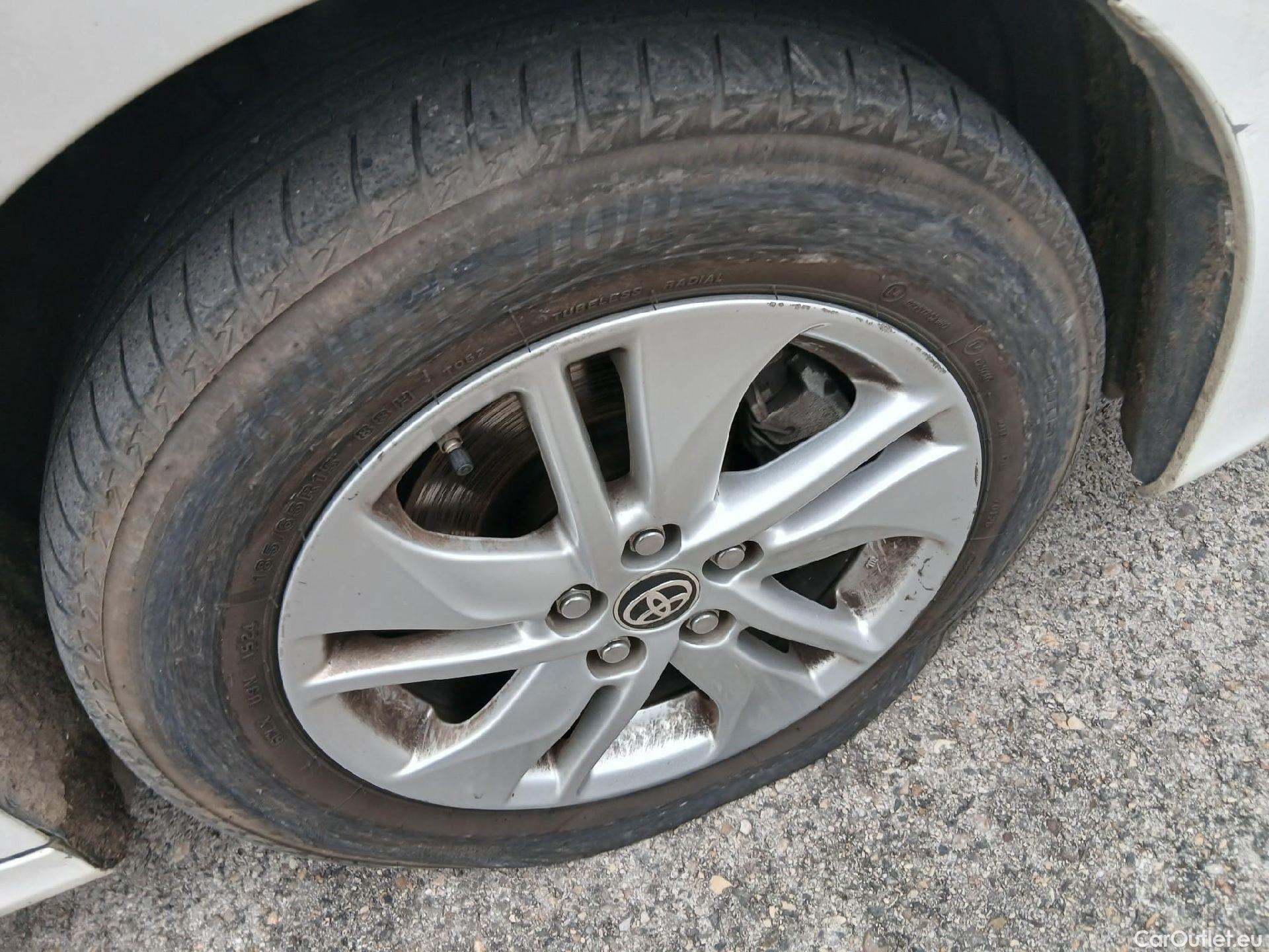  Toyota  Yaris TOYOTA  / 2020 / 5P / berlina con portón 1.5 120H Business Plus #8