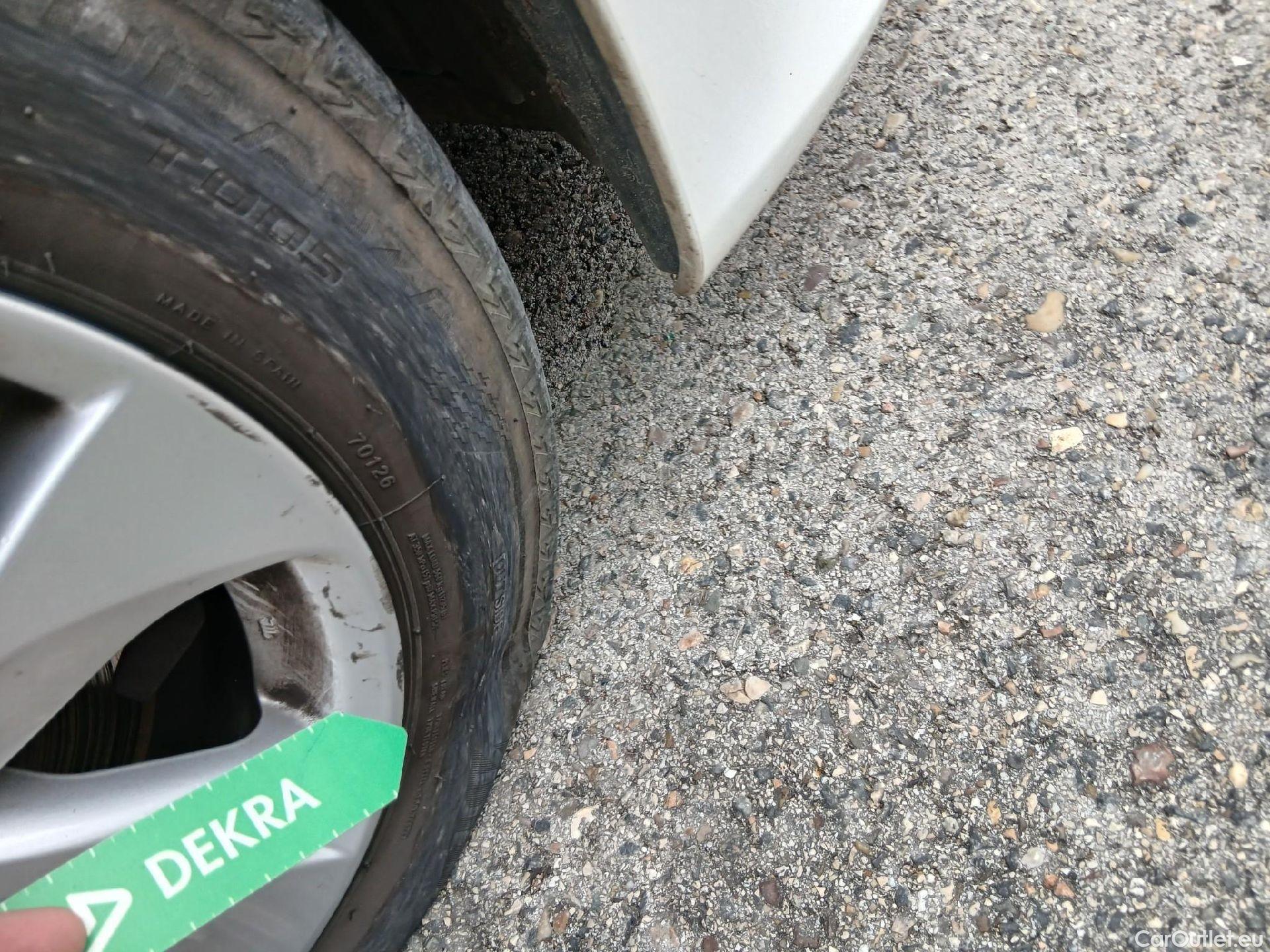  Toyota  Yaris TOYOTA  / 2020 / 5P / berlina con portón 1.5 120H Business Plus #9