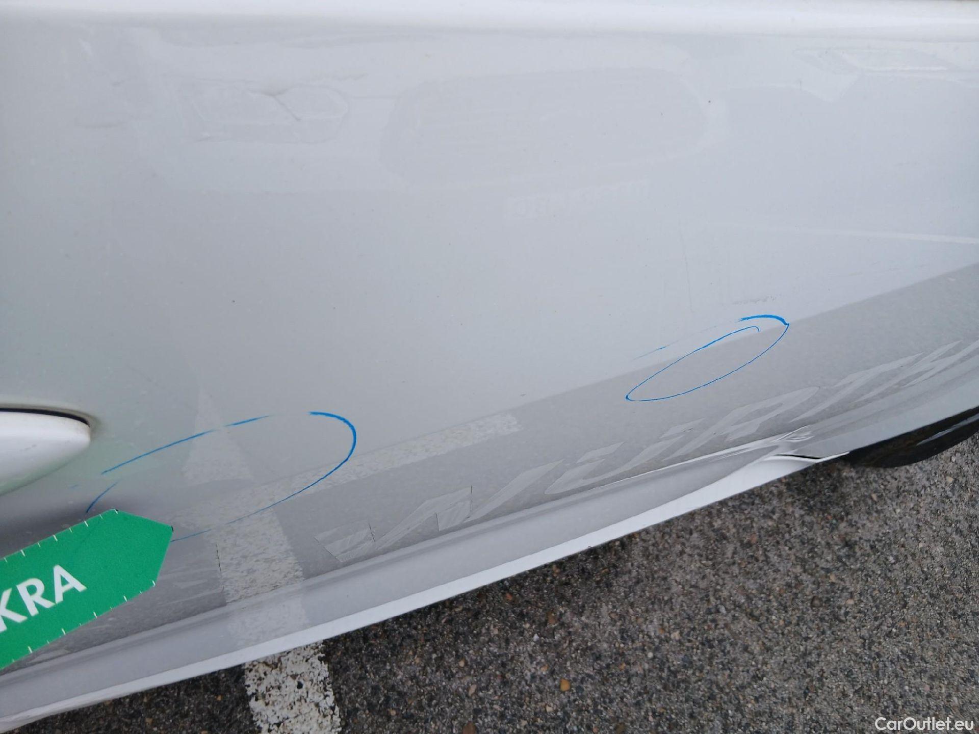  Toyota  Yaris TOYOTA  / 2020 / 5P / berlina con portón 1.5 120H Business Plus #31