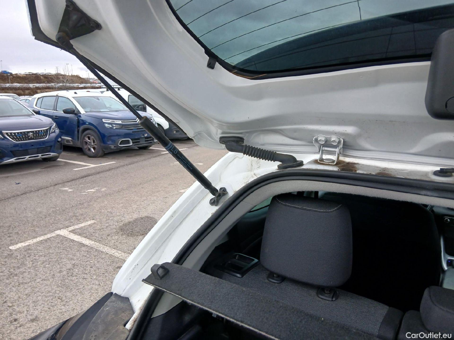  Toyota  Yaris TOYOTA  / 2020 / 5P / berlina con portón 1.5 120H Business Plus #5