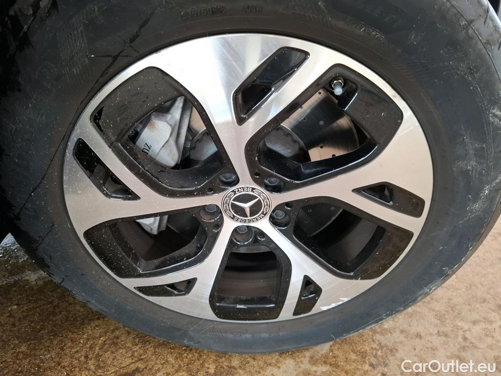  Mercedes  GLC MERCEDES-BENZ  / 2022 / 5P / SUV  300 e Avantgarde Line 4MATIC #18