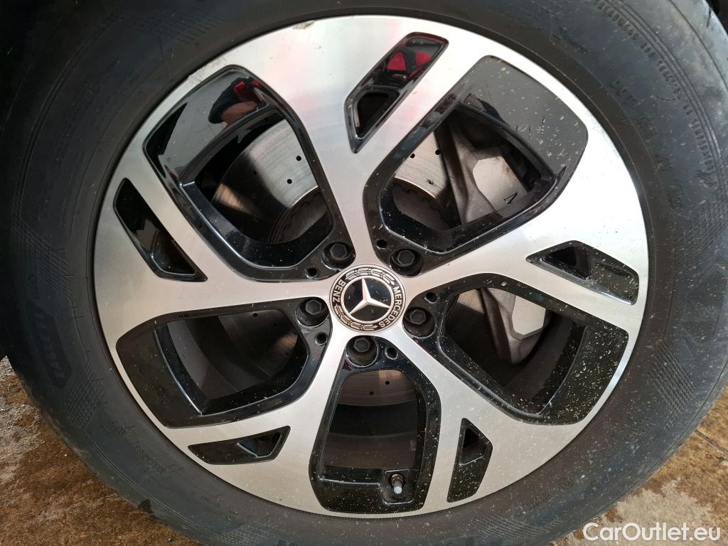  Mercedes  GLC MERCEDES-BENZ  / 2022 / 5P / SUV  300 e Avantgarde Line 4MATIC #13