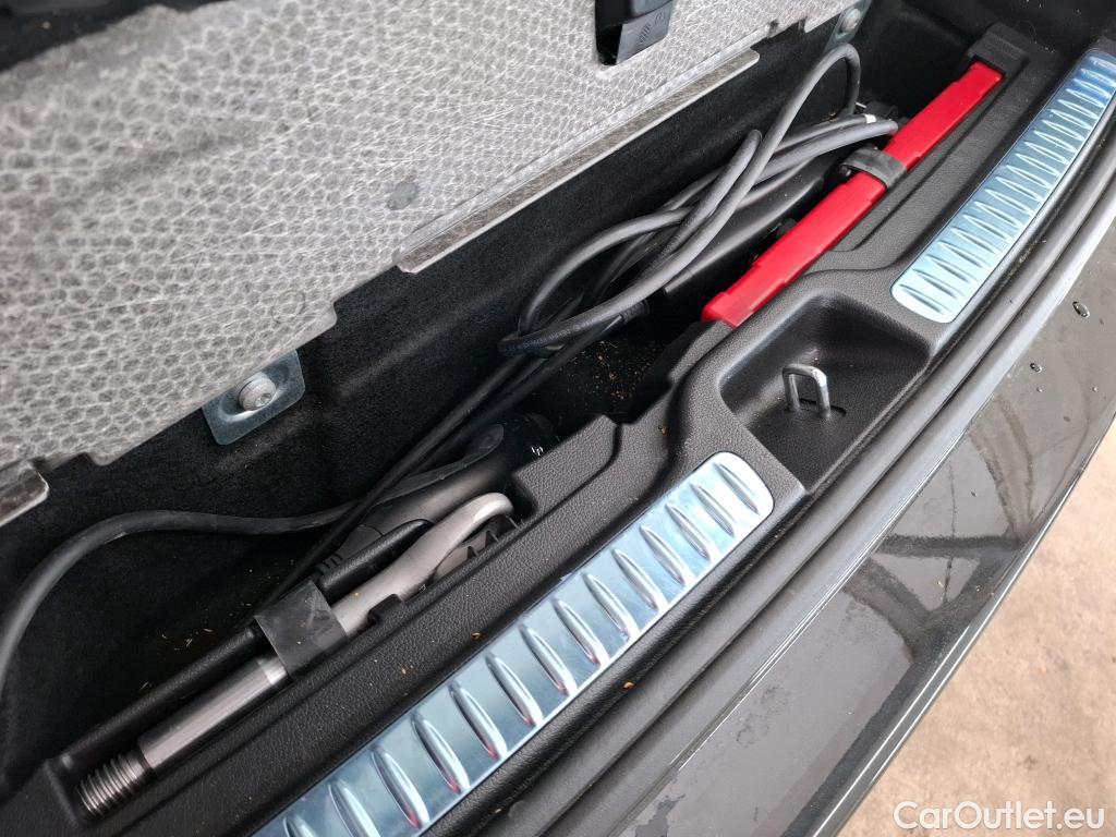  Mercedes  GLC MERCEDES-BENZ  / 2022 / 5P / SUV  300 e Avantgarde Line 4MATIC #9