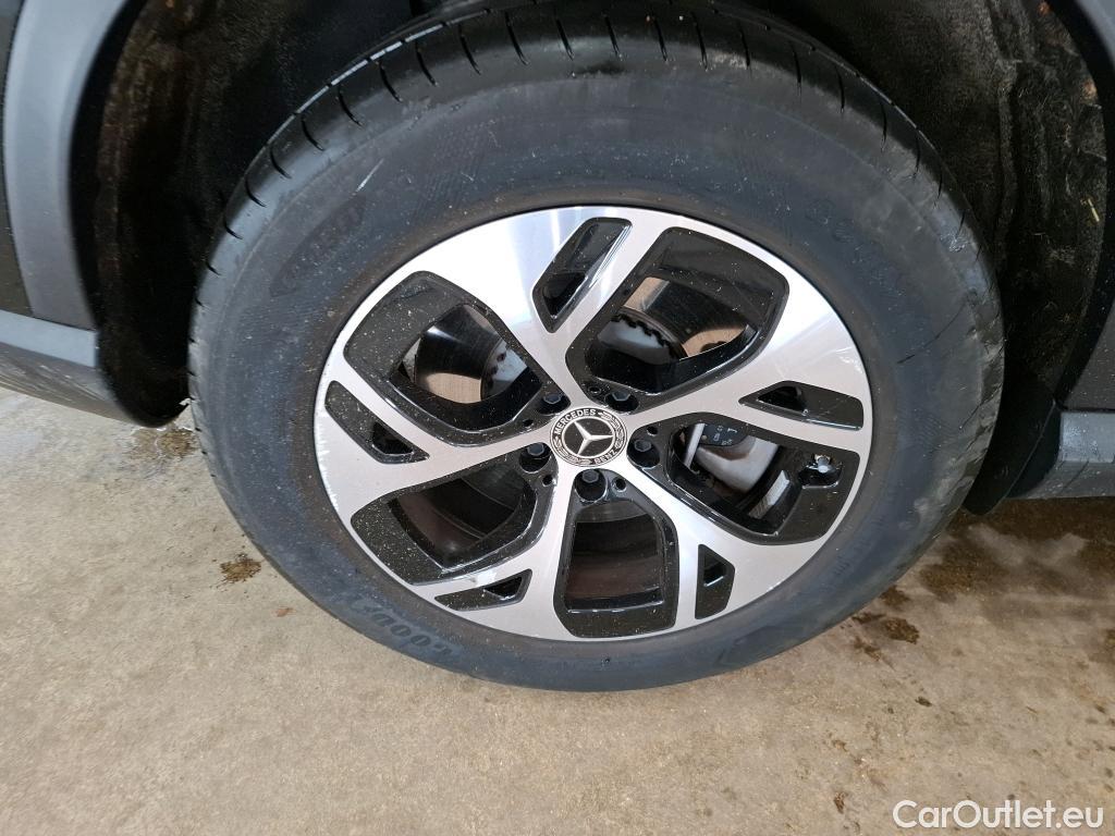  Mercedes  GLC MERCEDES-BENZ  / 2022 / 5P / SUV  300 e Avantgarde Line 4MATIC #3