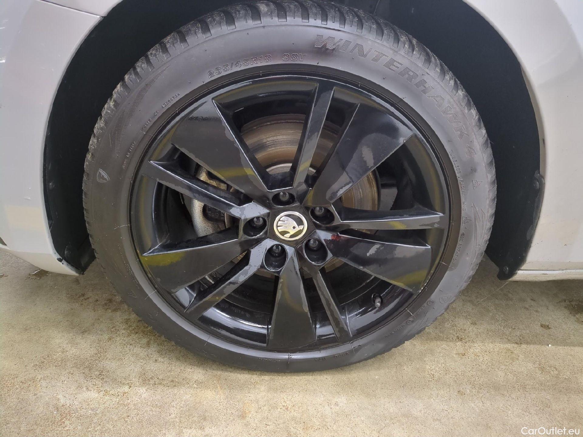  Skoda  Superb SKODA  Combi / 2019 / 5P / Break 1.4 TSI PHEV 218ch DSG6 Sportline #1