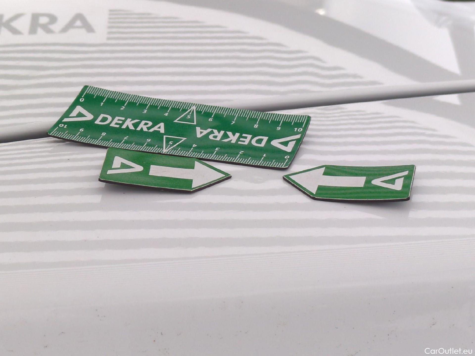  Toyota  Yaris TOYOTA  Hybride / 2017 / 5P / Berline 1.5 VVT-I HYBRID France Business #24