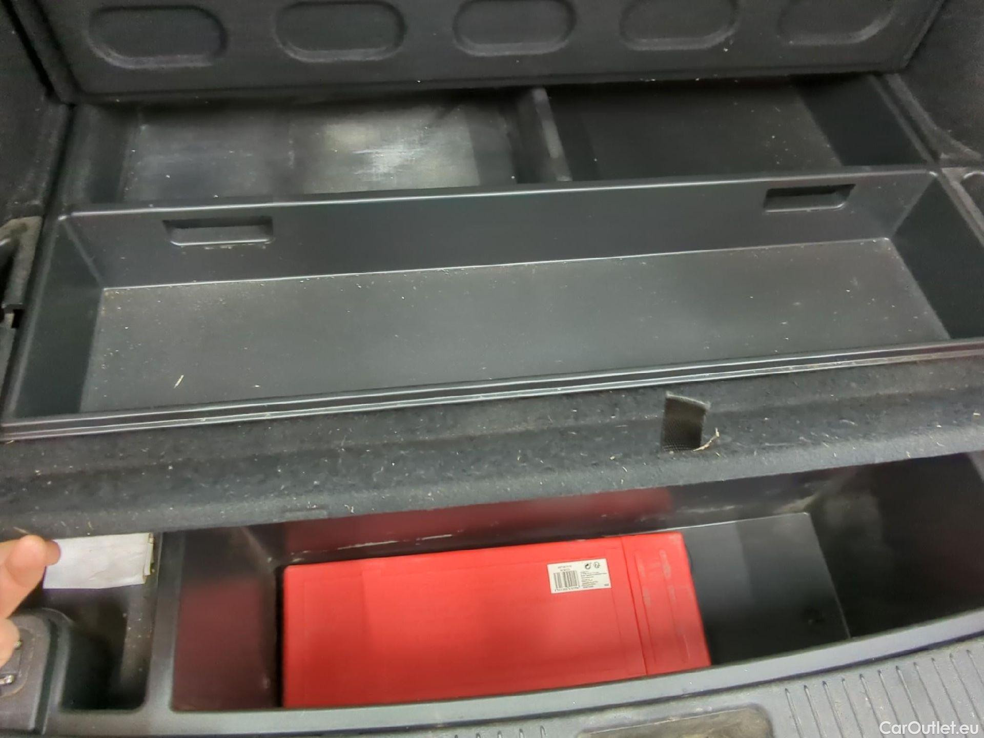  Hyundai  i30  cw Business 1.6 CRDi 115CV BVA7 E6d #3