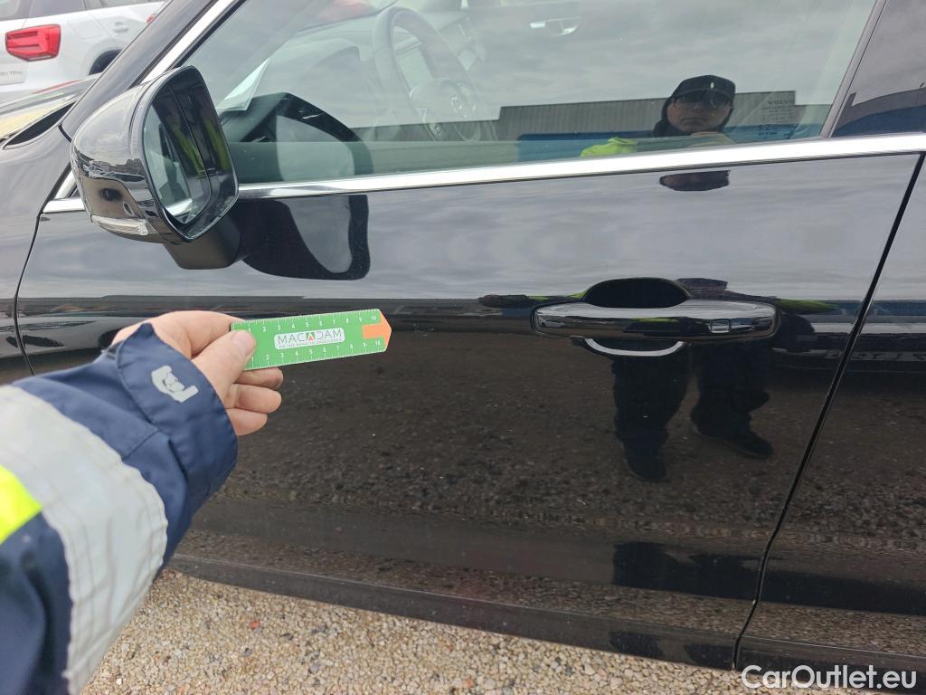  Volvo  XC60 VOLVO  / 2017 / 5P / todoterreno 2.0 B4 D AWD Momentum Pro Auto #29