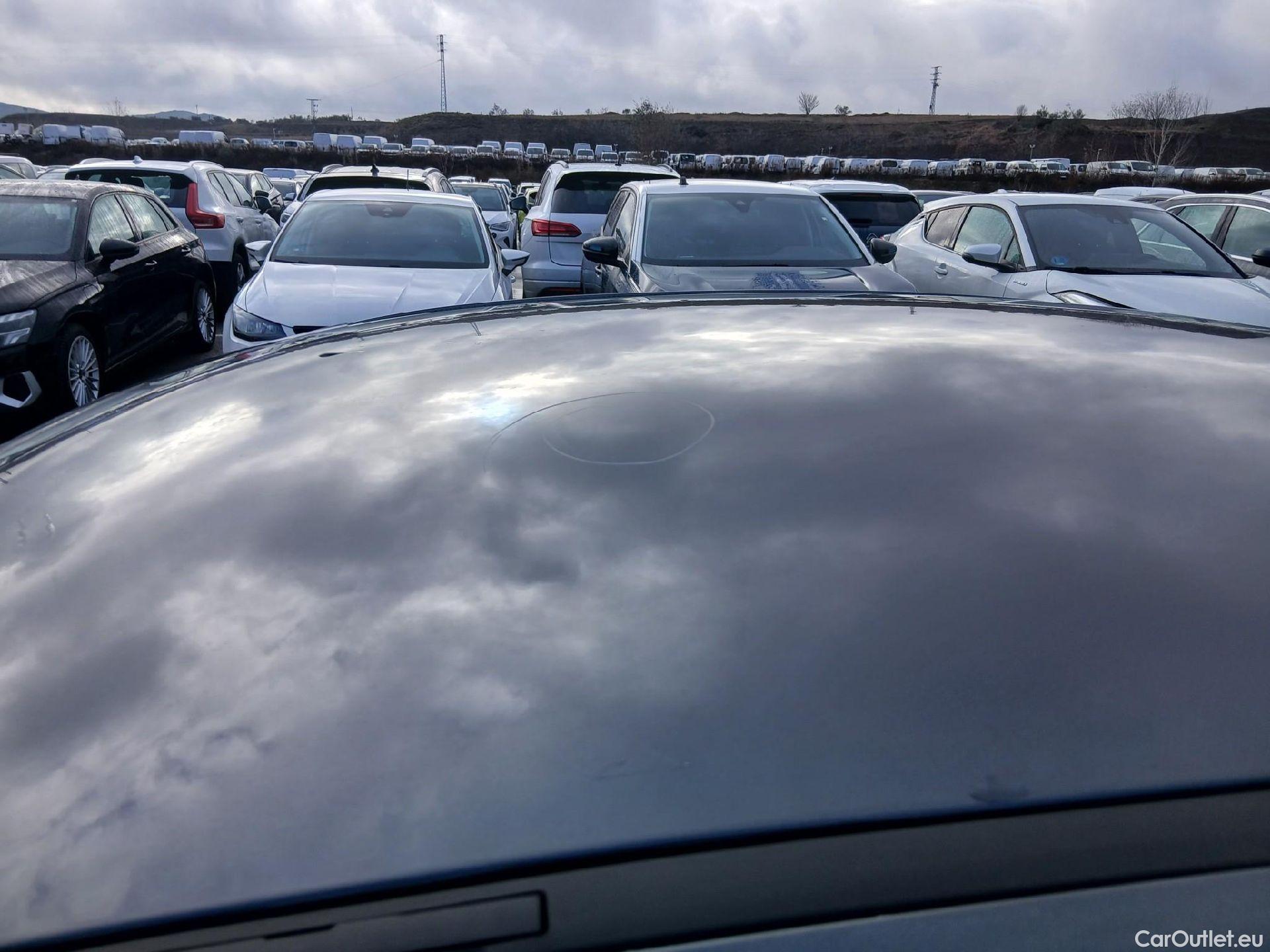  Bmw  Serie 3 BMW  / 2018 / 4P / sedán 318d Auto. #9