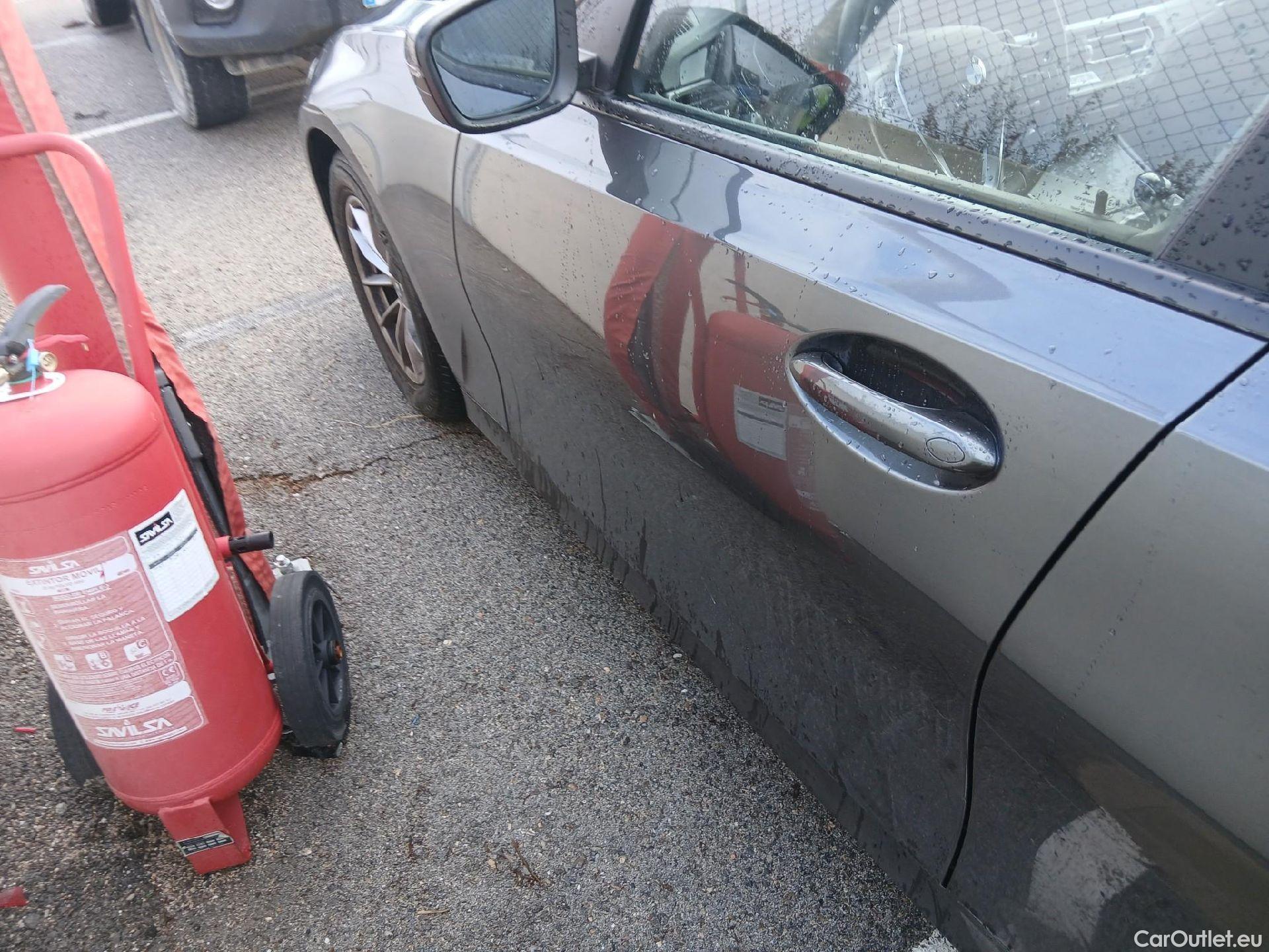  Bmw  Serie 3 BMW  / 2018 / 4P / sedán 318d Auto. #6