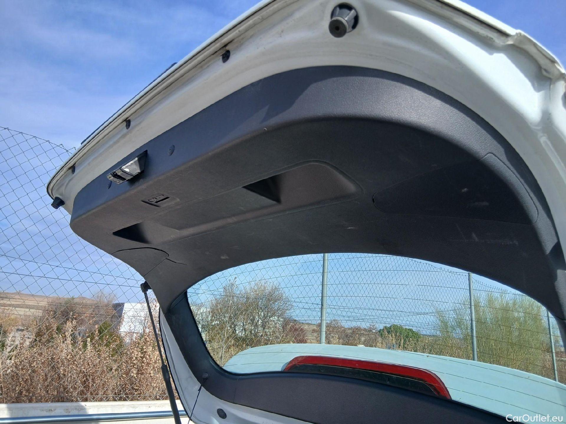  KIA  Cee'd KIA Ceed / 2021 / 5P / berlina con portón 1.6 MHEV iMT 100kW (136CV) Drive #17