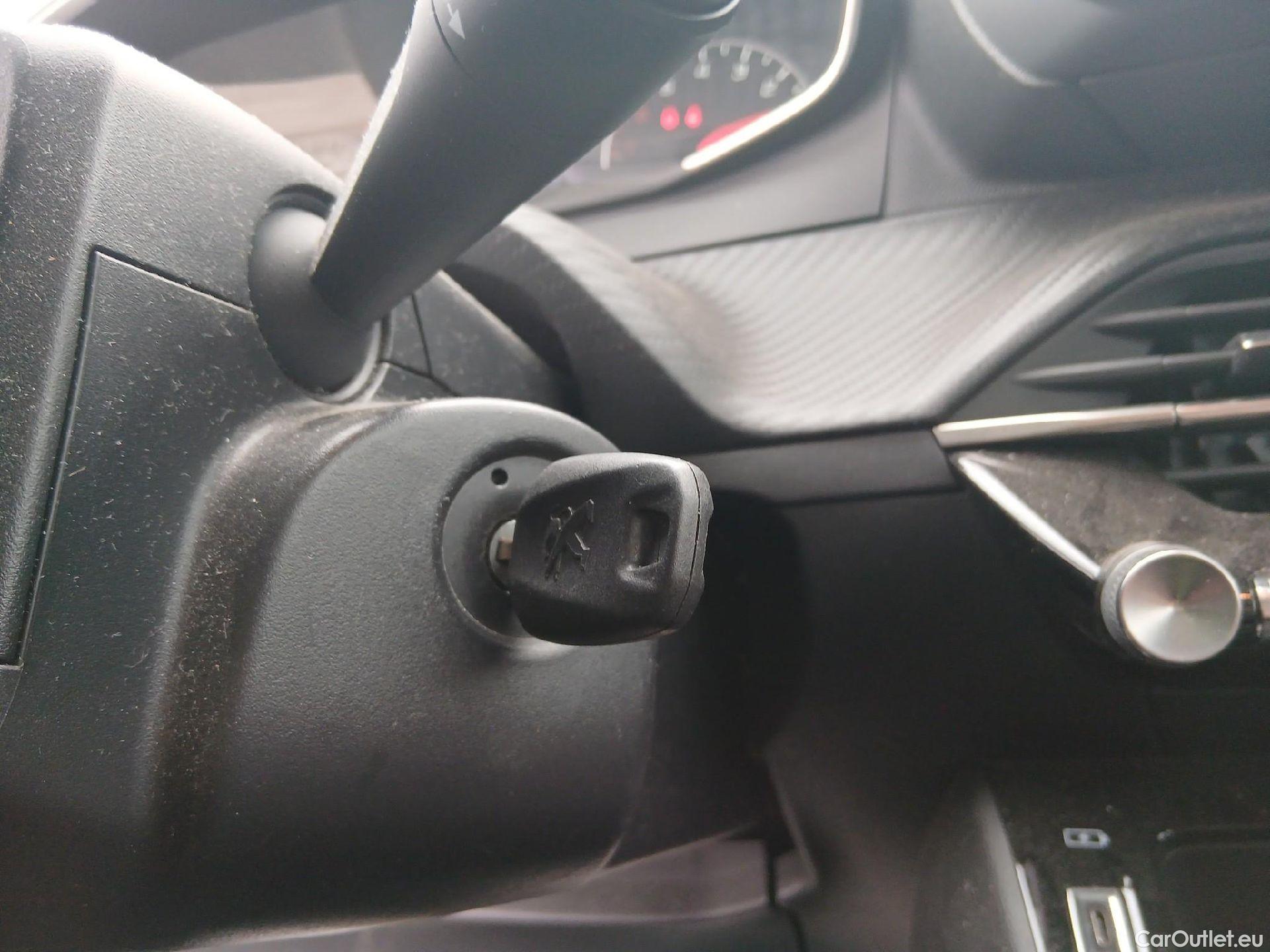  Peugeot  2008 PEUGEOT  / 2019 / 5P / todoterreno Active Puretech 100 S&S BVM6 #1