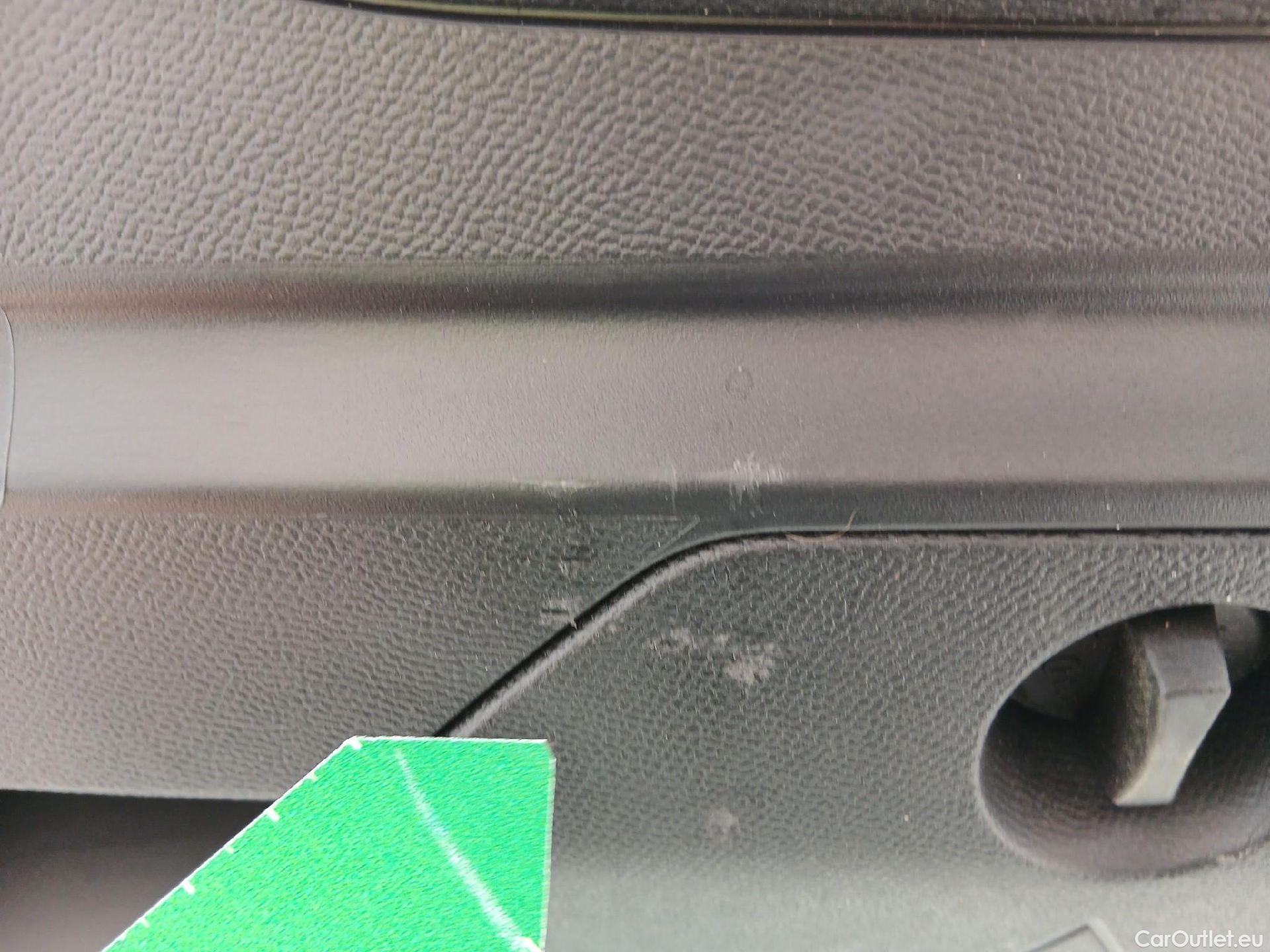  Peugeot  2008 PEUGEOT  / 2019 / 5P / todoterreno Active Puretech 100 S&S BVM6 #35