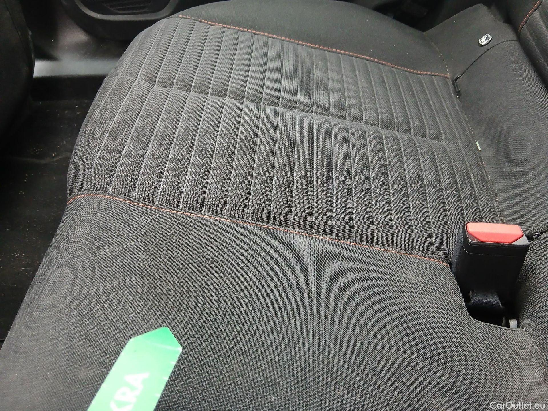  Peugeot  2008 PEUGEOT  / 2019 / 5P / todoterreno Active Puretech 100 S&S BVM6 #32