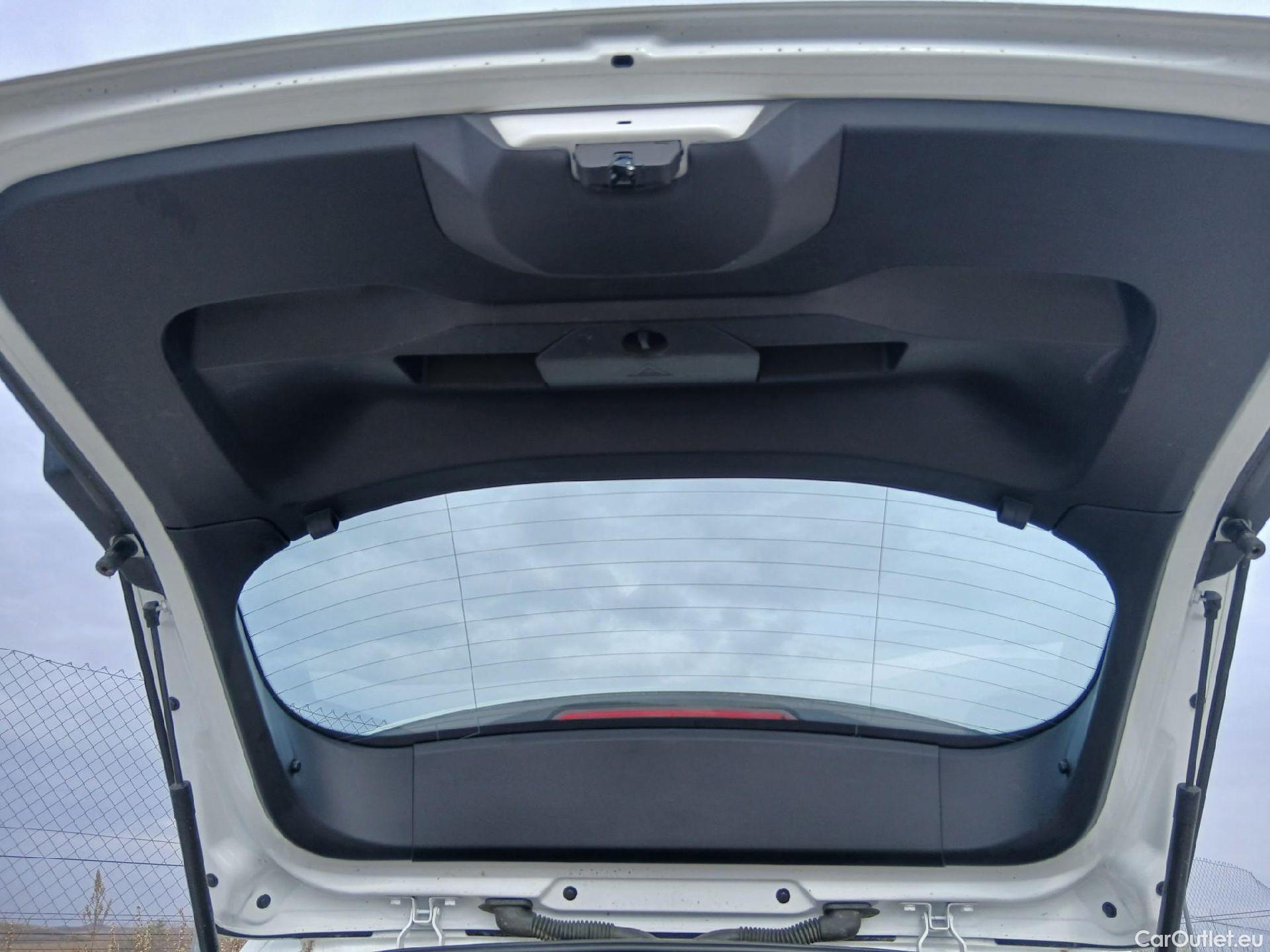  Peugeot  2008 PEUGEOT  / 2019 / 5P / todoterreno Active Puretech 100 S&S BVM6 #36