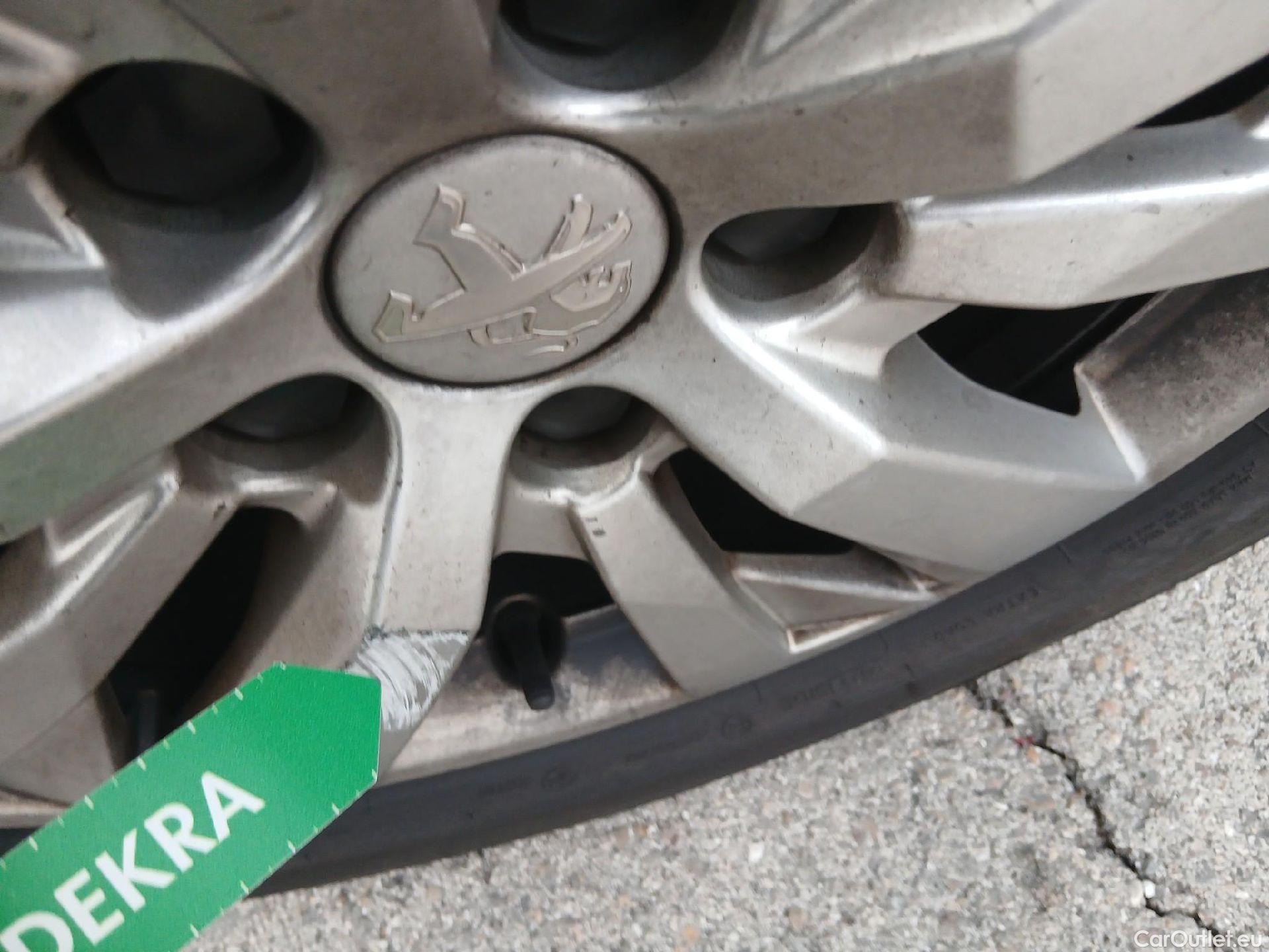  Peugeot  3008 PEUGEOT  / 2020 / 5P / todoterreno 1.2 PureTech 96KW S&S Active Pack EAT8 #9