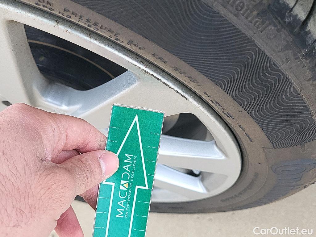  Jaguar  XE JAGUAR  sedán 2.0 Diesel RWD 132kW  Auto #18