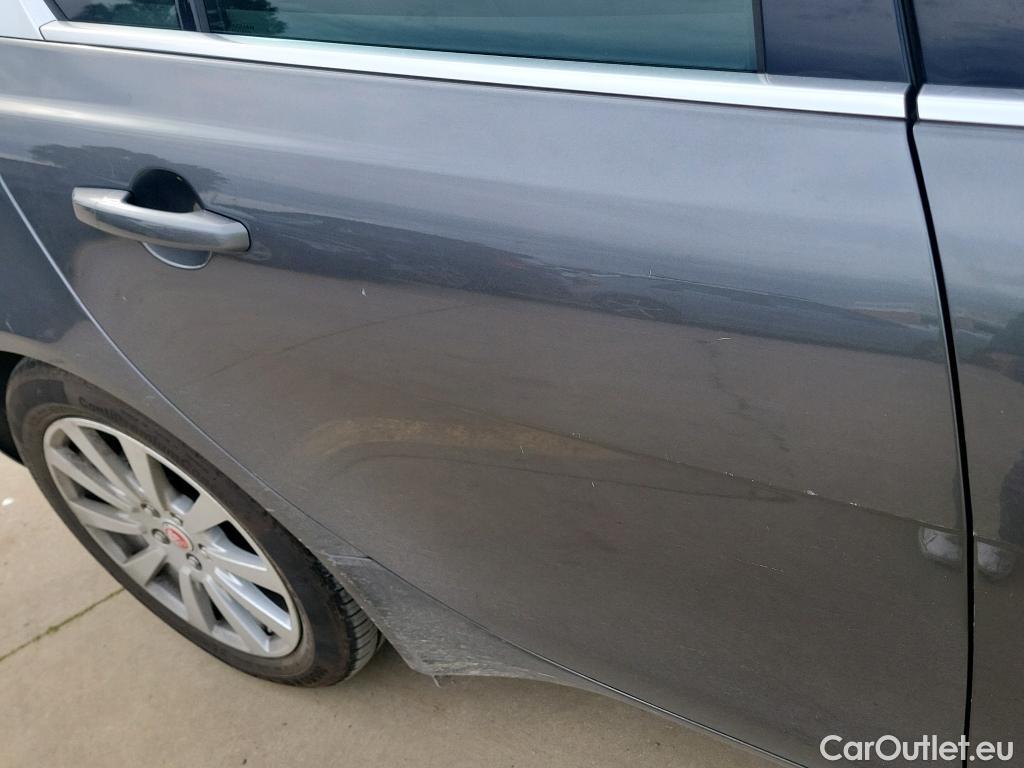  Jaguar  XE JAGUAR  sedán 2.0 Diesel RWD 132kW  Auto #3