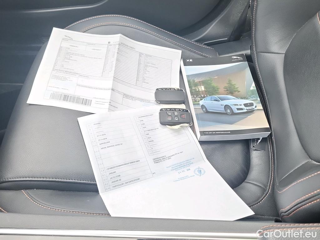  Jaguar  XE JAGUAR  sedán 2.0 Diesel RWD 132kW  Auto #9