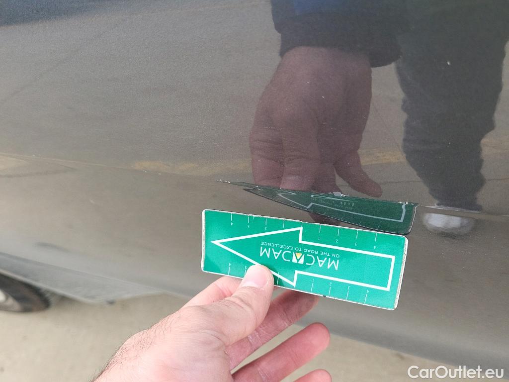  Jaguar  XE JAGUAR  sedán 2.0 Diesel RWD 132kW  Auto #4