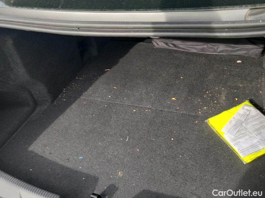  Jaguar  XE JAGUAR  sedán 2.0 Diesel RWD 132kW  Auto #11