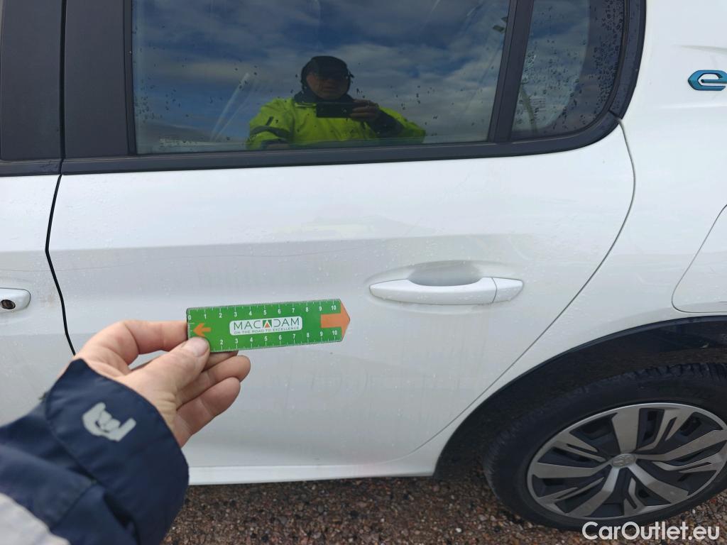  Peugeot  208 PEUGEOT e- / 2019 / 5P / berlina con portón Eléctrico Active #14