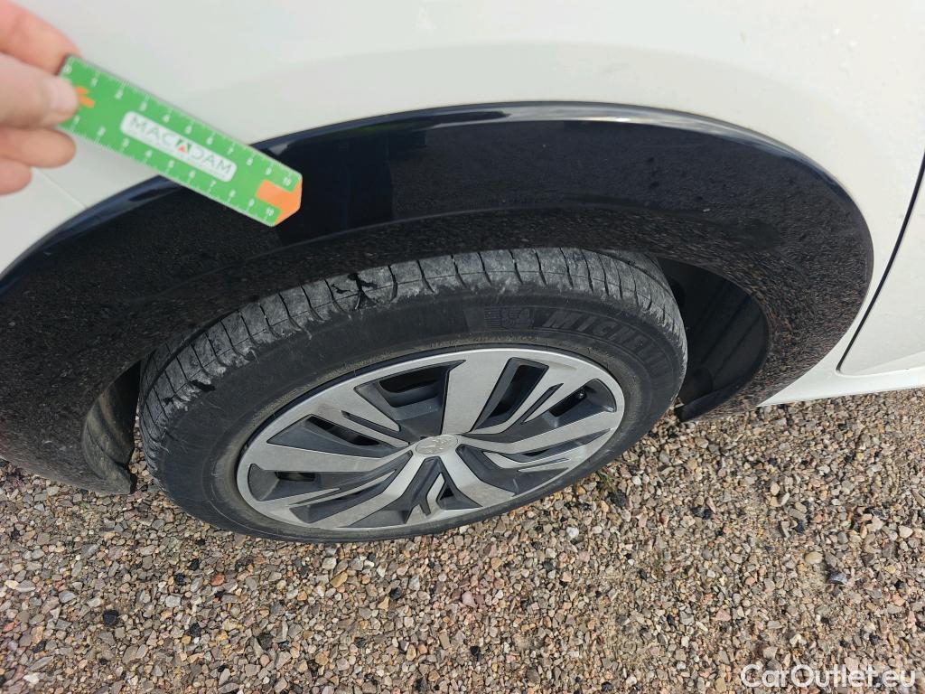  Peugeot  208 PEUGEOT e- / 2019 / 5P / berlina con portón Eléctrico Active #33