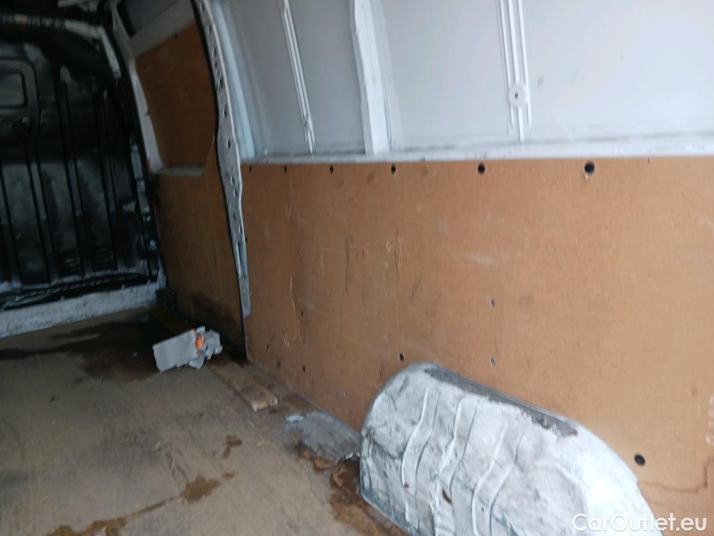  Renault  Master RENAULT TRUCKS UK  VU 4p 3G furgón Red Edition Van FWD 135CV L3H2 #48