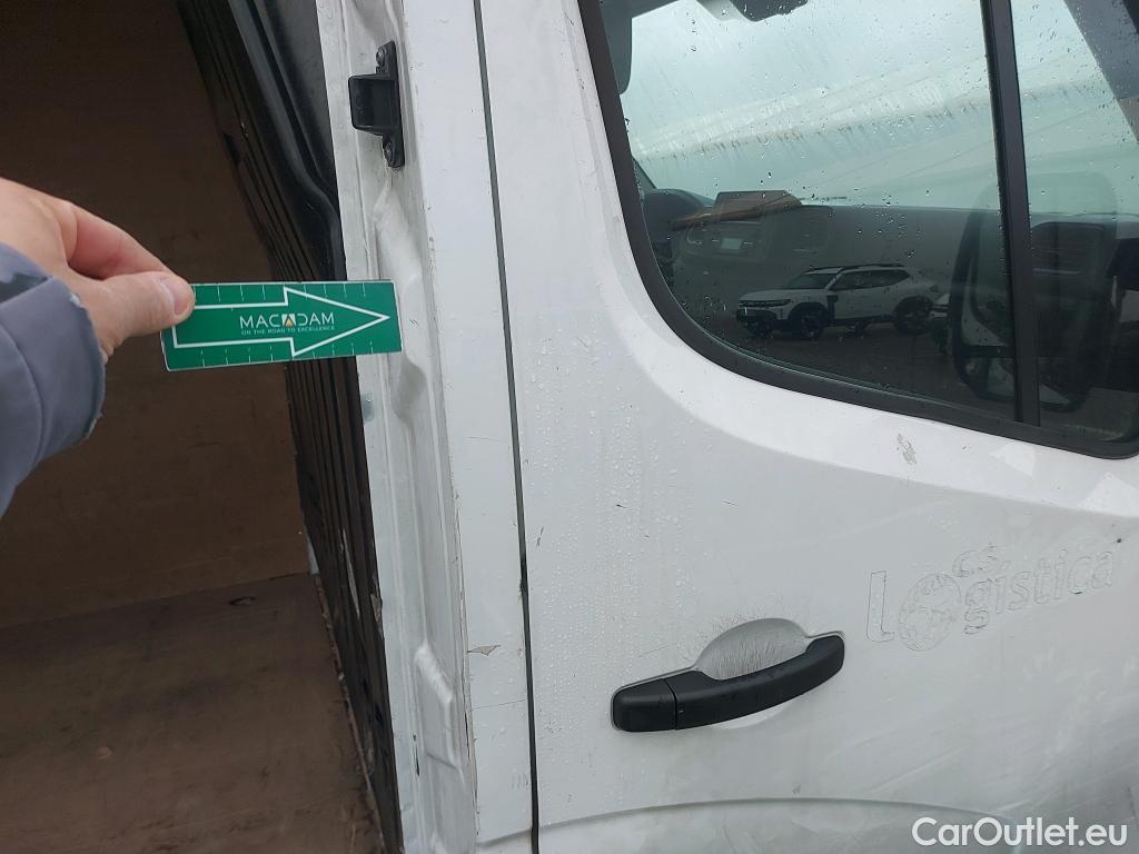  Renault  Master RENAULT TRUCKS UK  VU 4p 3G furgón Red Edition Van FWD 135CV L3H2 #36