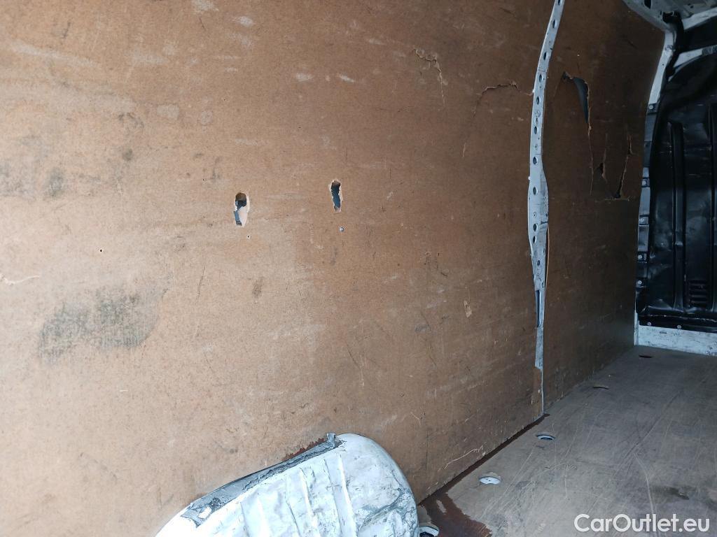  Renault  Master RENAULT TRUCKS UK  VU 4p 3G furgón Red Edition Van FWD 135CV L3H2 #49