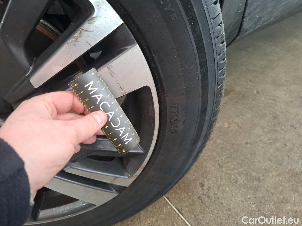  Peugeot  3008 PEUGEOT  / 2020 / 5P / SUV BlueHDi 130 S&S EAT8 Allure #19