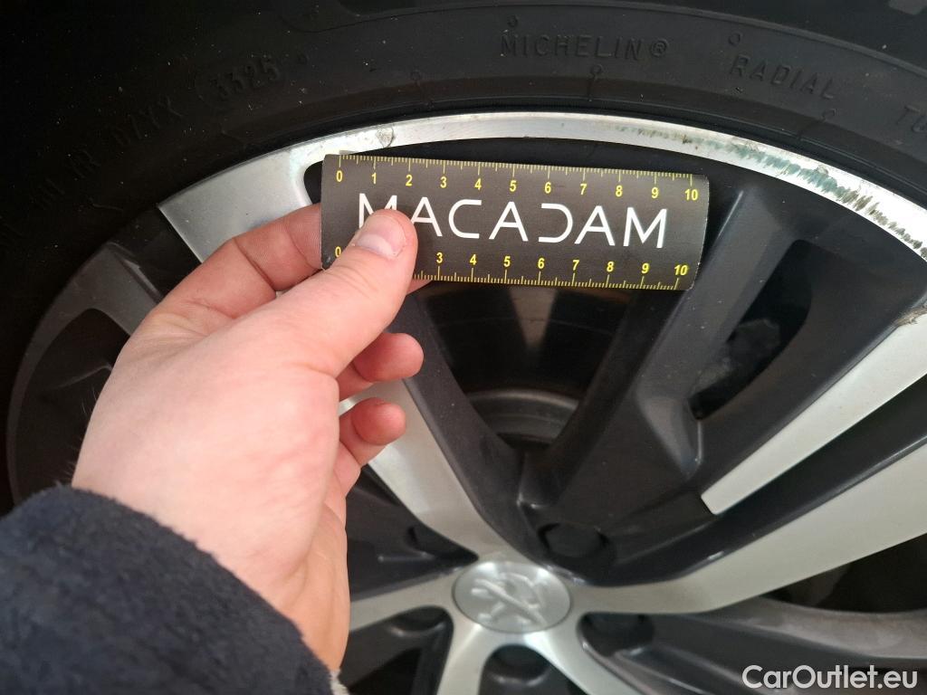  Peugeot  3008 PEUGEOT  / 2020 / 5P / SUV BlueHDi 130 S&S EAT8 Allure #35