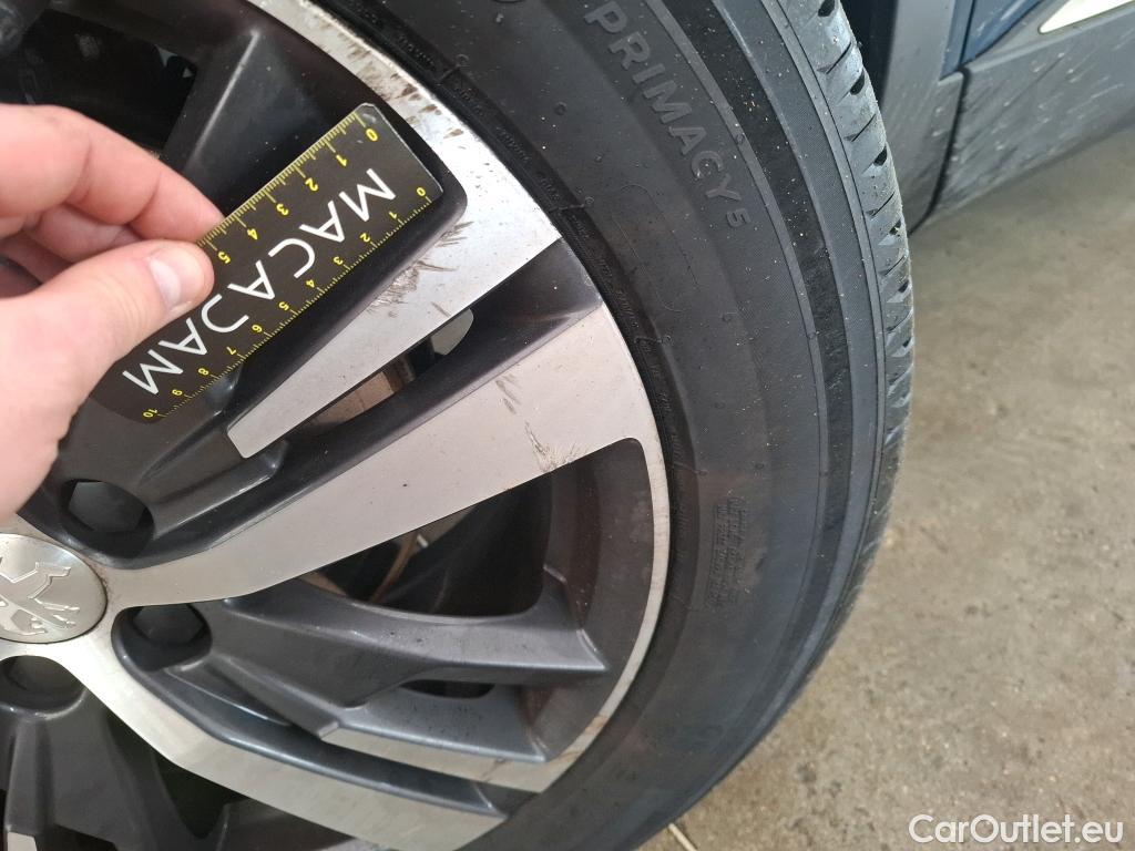  Peugeot  3008 PEUGEOT  / 2020 / 5P / SUV BlueHDi 130 S&S EAT8 Allure #18